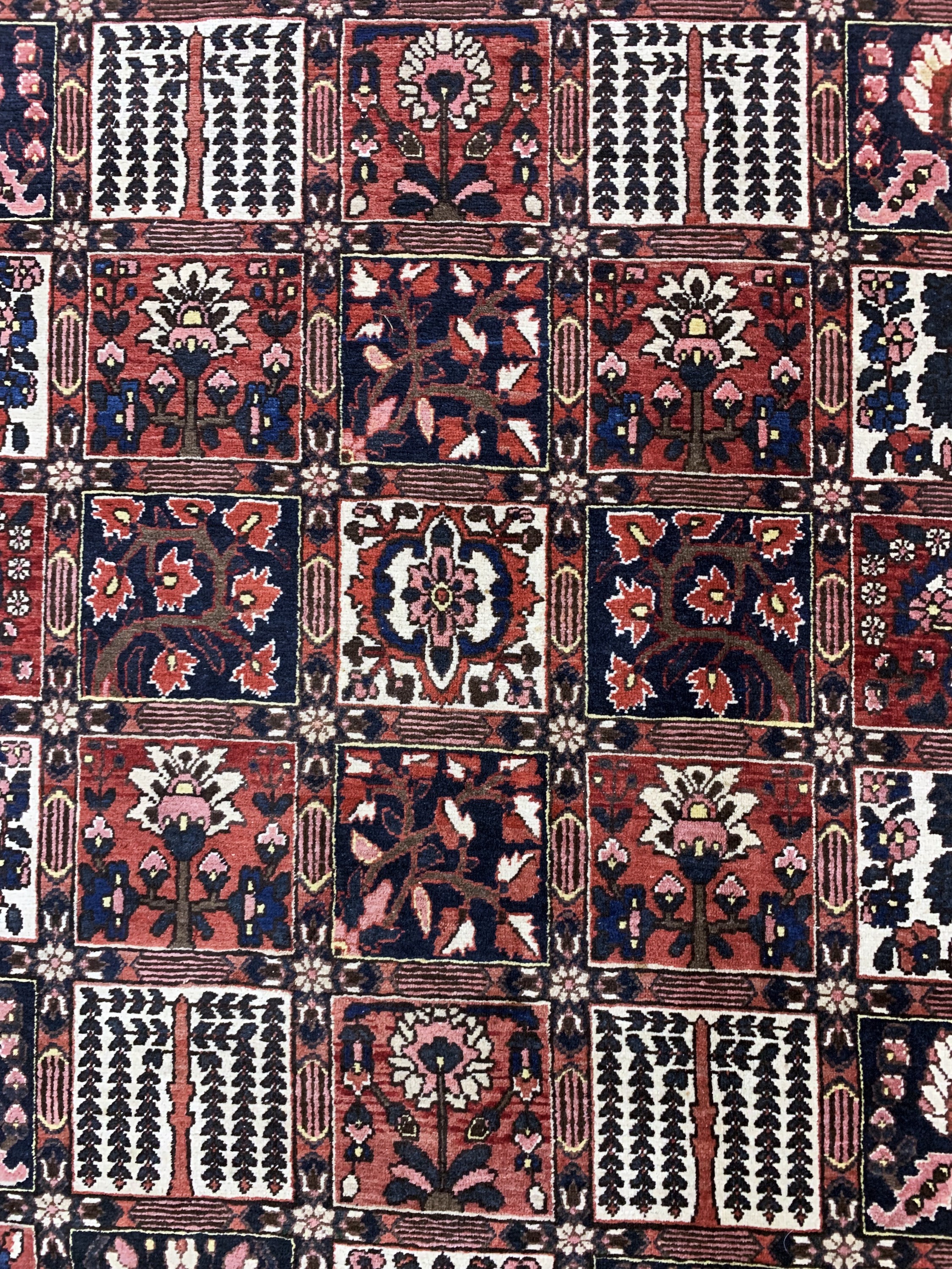 Detail c: Felder-Bachtiar, Persien, Mitte 20.Jhd, Wolle auf Baumwolle, ca. 303 x 210 cm, EHZ: 2