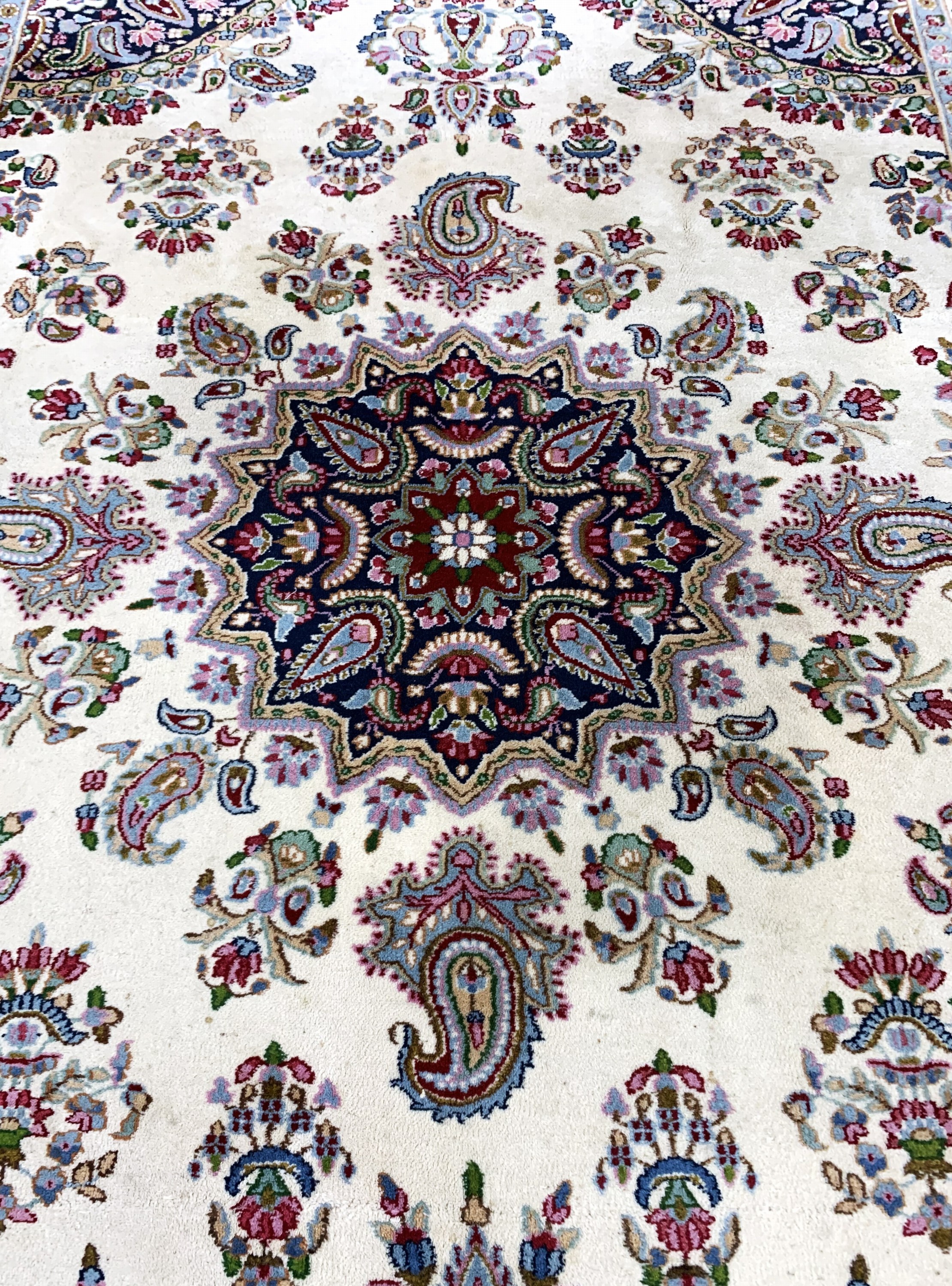 Detail d: Kerman fein, Persien, Mitte 20Jhd, Wolle auf Baumwolle, ca. 272 x 180 cm, EHZ: 2(fleckig)
