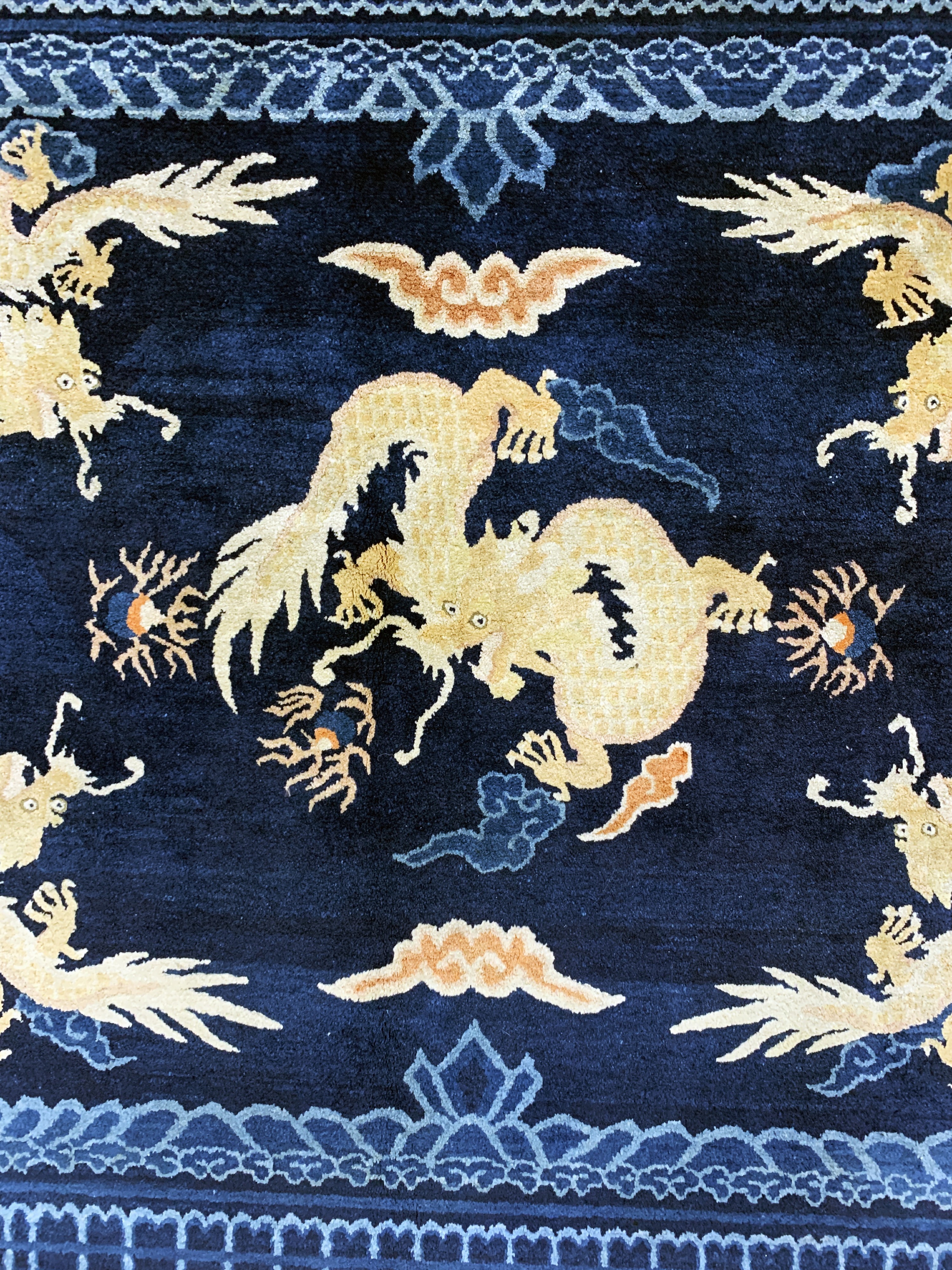 Detail b: Pao Tow"Drachen-Teppich"antik, China, um 1900, Wolle auf Baumwolle, ca. 226 x 155 cm, EHZ: 2(kleine Florfehlstelle).