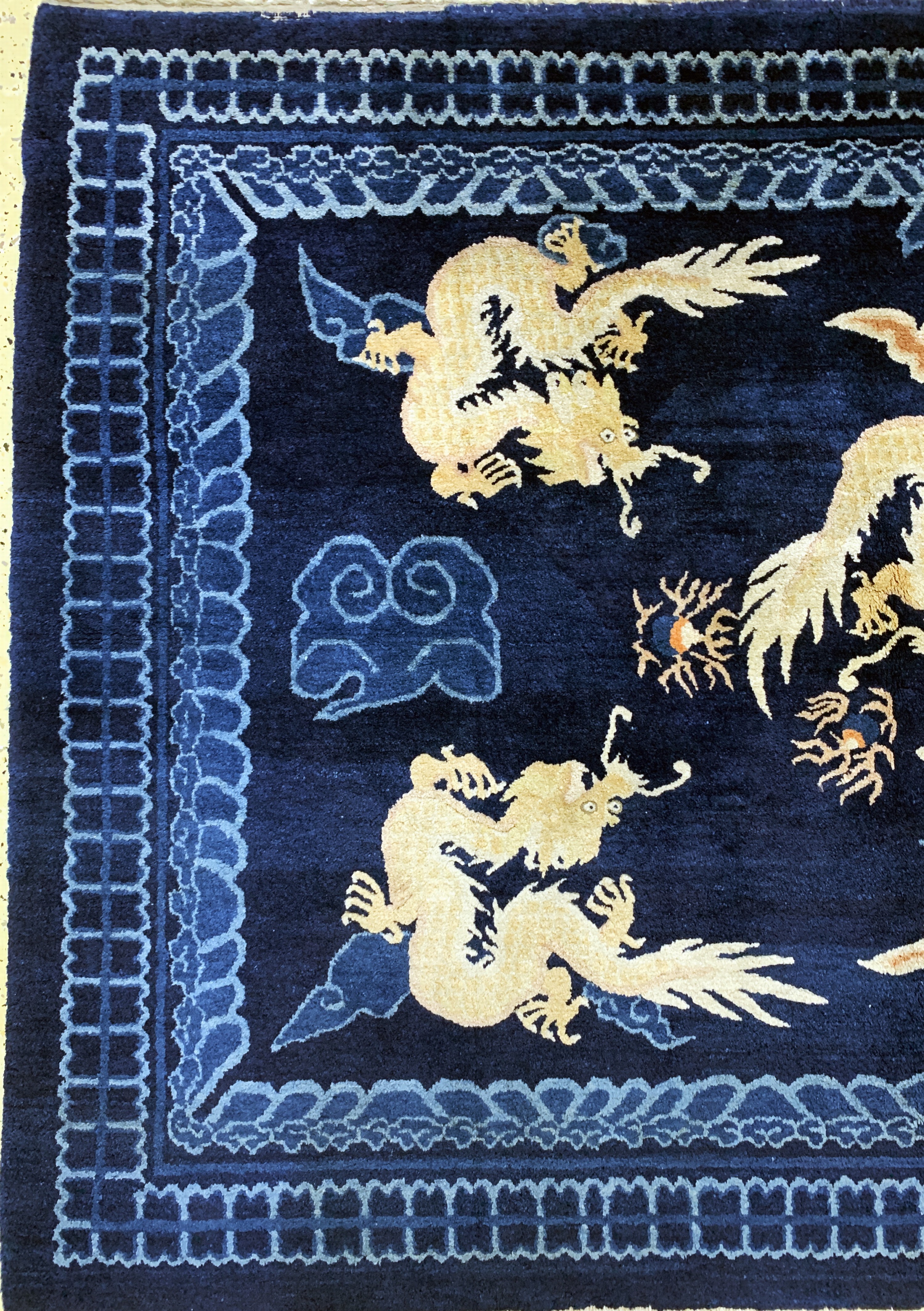 Detail c: Pao Tow"Drachen-Teppich"antik, China, um 1900, Wolle auf Baumwolle, ca. 226 x 155 cm, EHZ: 2(kleine Florfehlstelle).