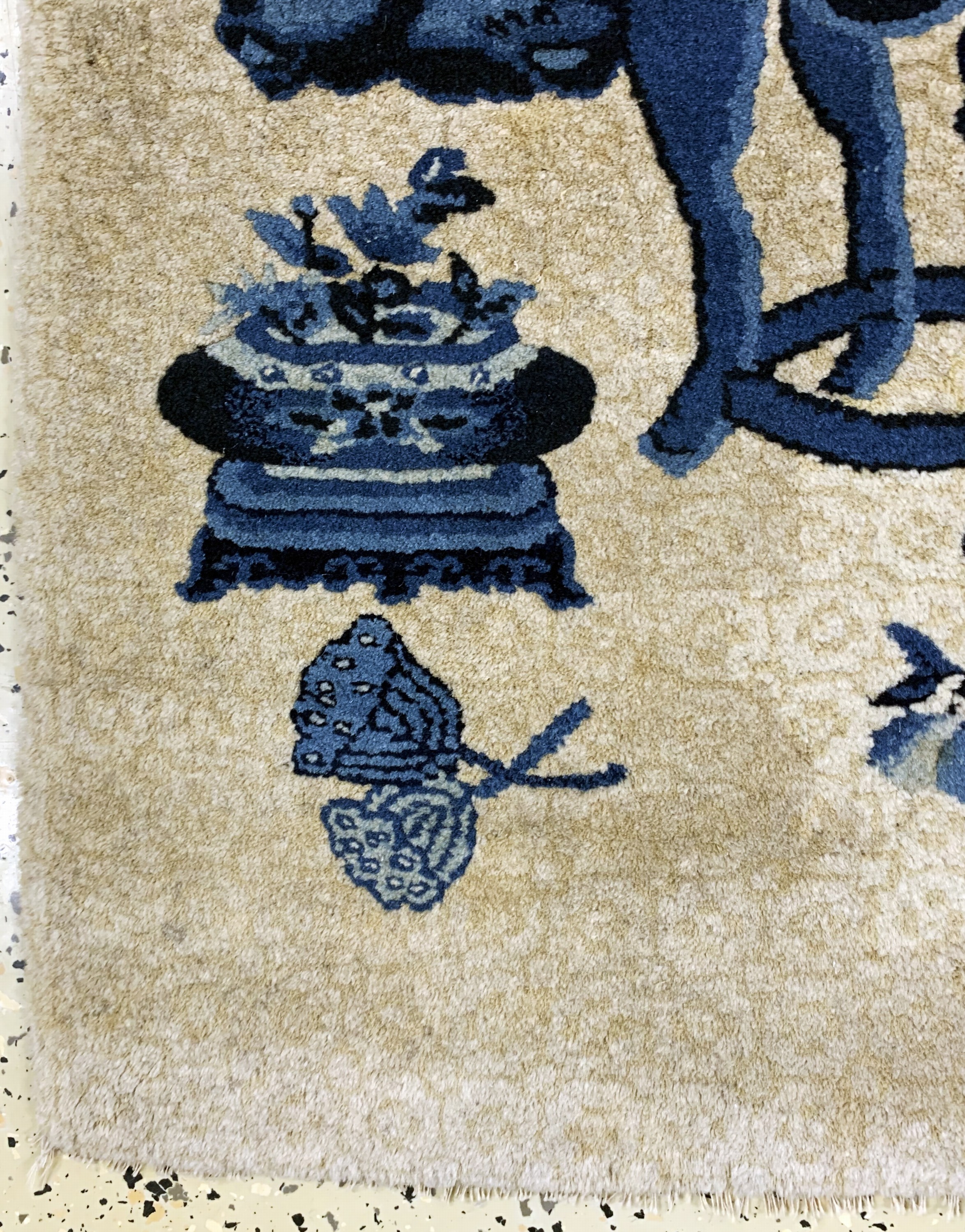 Detail d: Pao Tow"Vasen-Teppich"antik, China, um 1900, Wolle auf Baumwolle, ca. 152 x 77 cm, EHZ: 2, (restauriert)