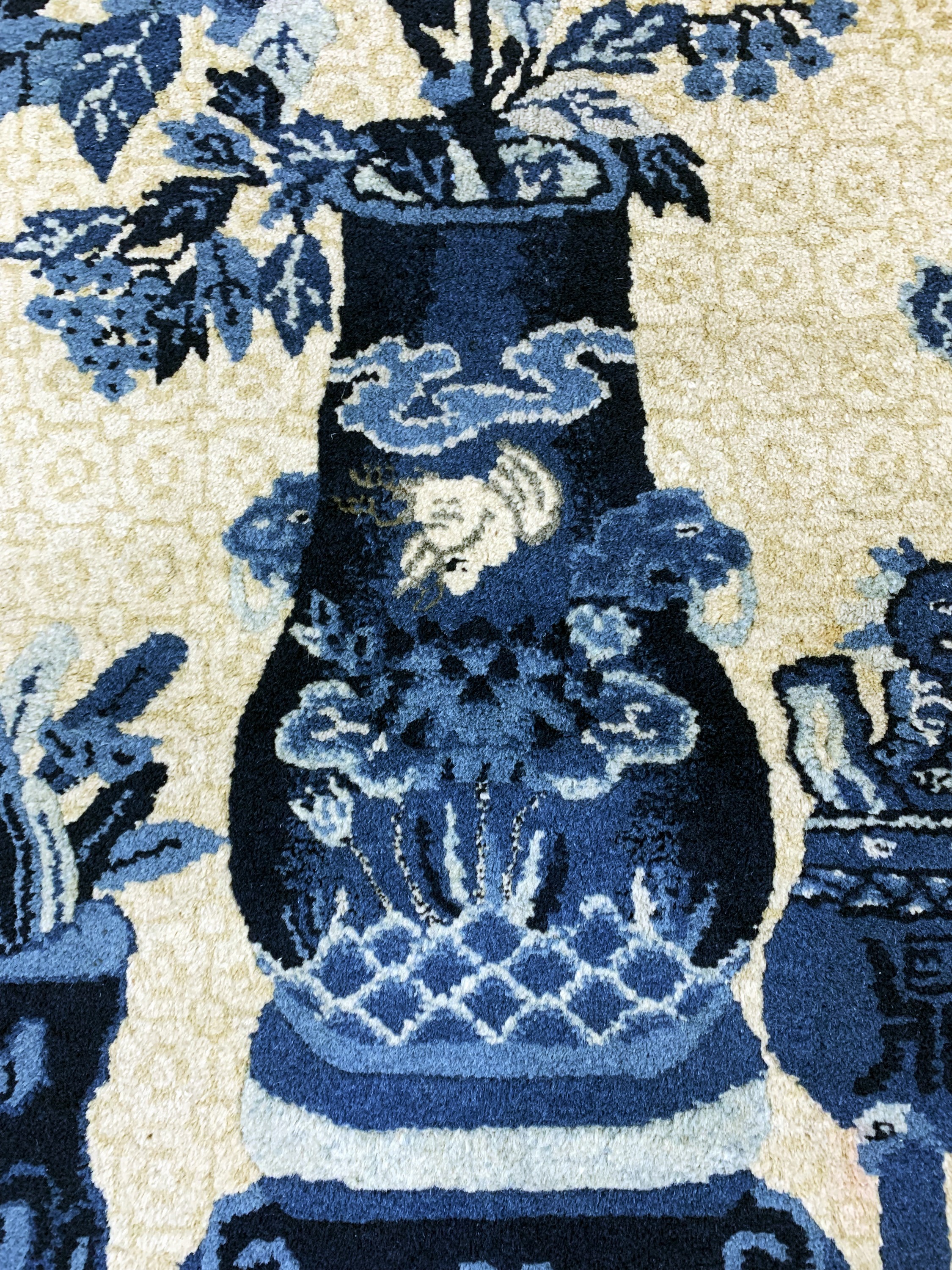 Detail e: Pao Tow"Vasen-Teppich"antik, China, um 1900, Wolle auf Baumwolle, ca. 152 x 77 cm, EHZ: 2, (restauriert)