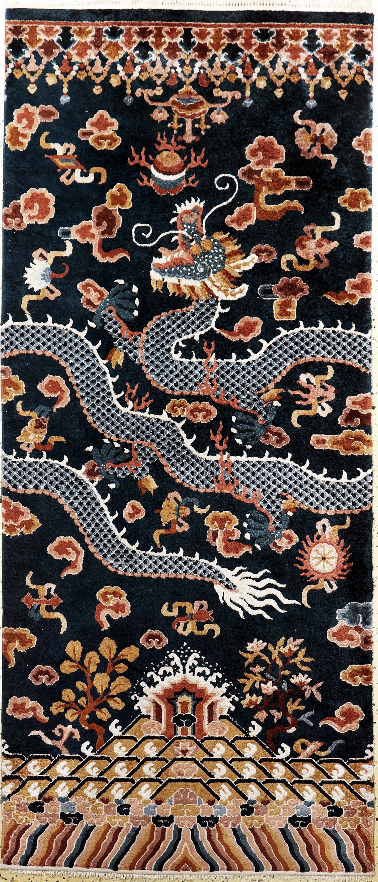 Peking"Drachen-Teppich"Seide, China, Mitte 20.Jhd, reine Naturseide, ca. 212 x 92 cm, EHZ: 2