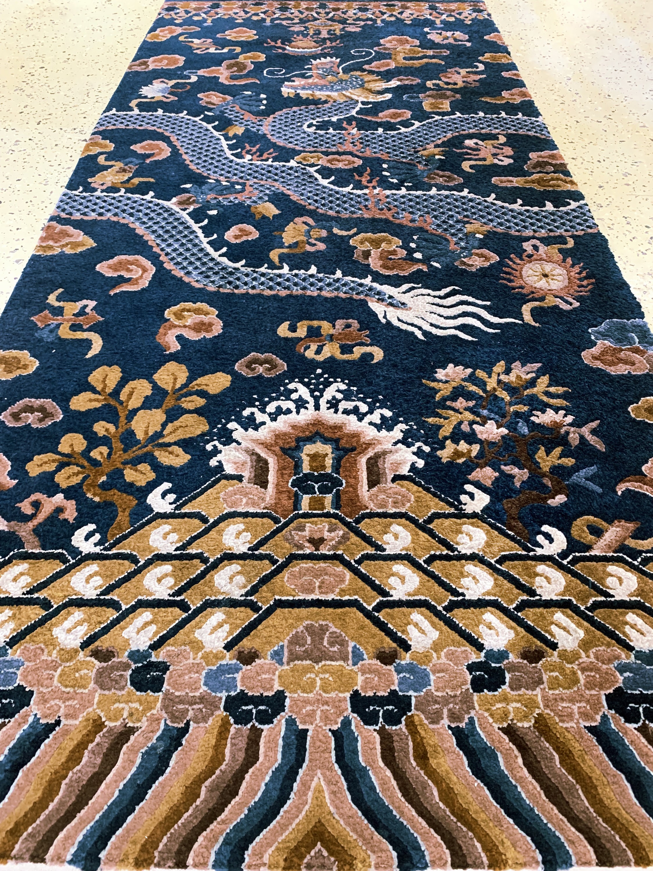 Detail d: Peking"Drachen-Teppich"Seide, China, Mitte 20.Jhd, reine Naturseide, ca. 212 x 92 cm, EHZ: 2