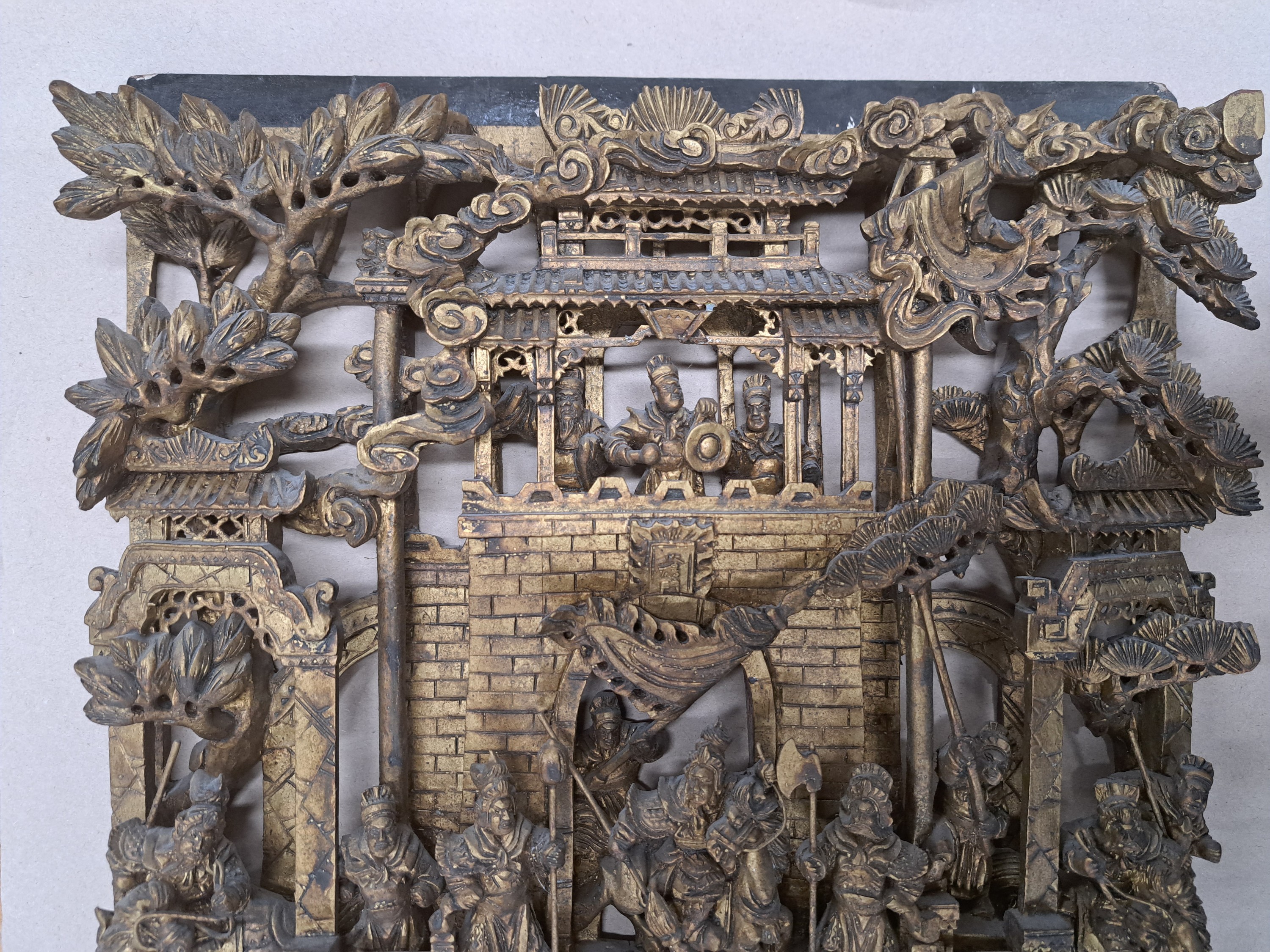 Detail a: Schnitzerei, China, 20. Jh., teilweise vollplastische geschnitzte Darstellung von Schwertkämpfern und Reitern, bronzefarben , leichte Gebr.schäden, ...
