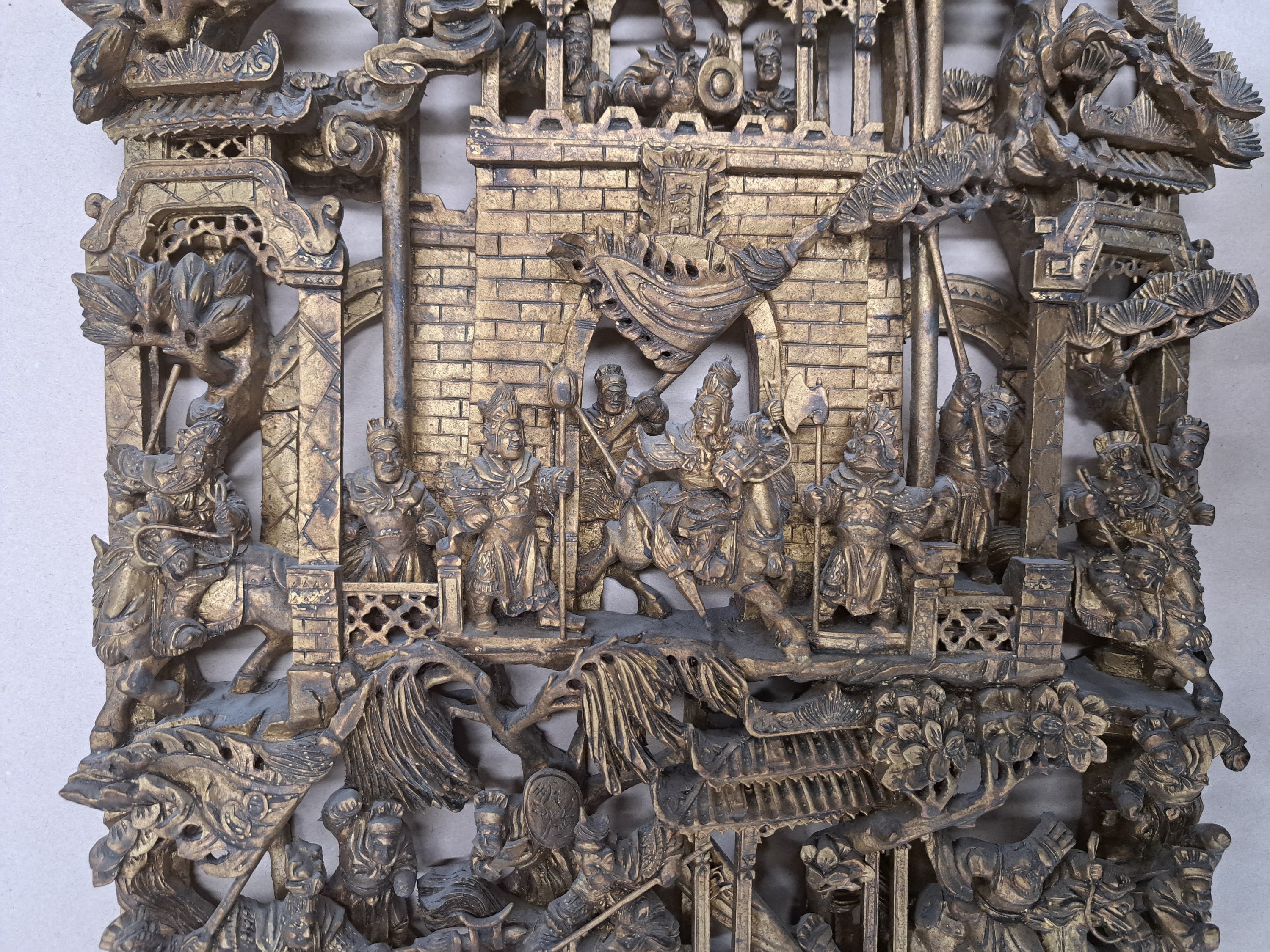 Detail b: Schnitzerei, China, 20. Jh., teilweise vollplastische geschnitzte Darstellung von Schwertkämpfern und Reitern, bronzefarben , leichte Gebr.schäden, ...