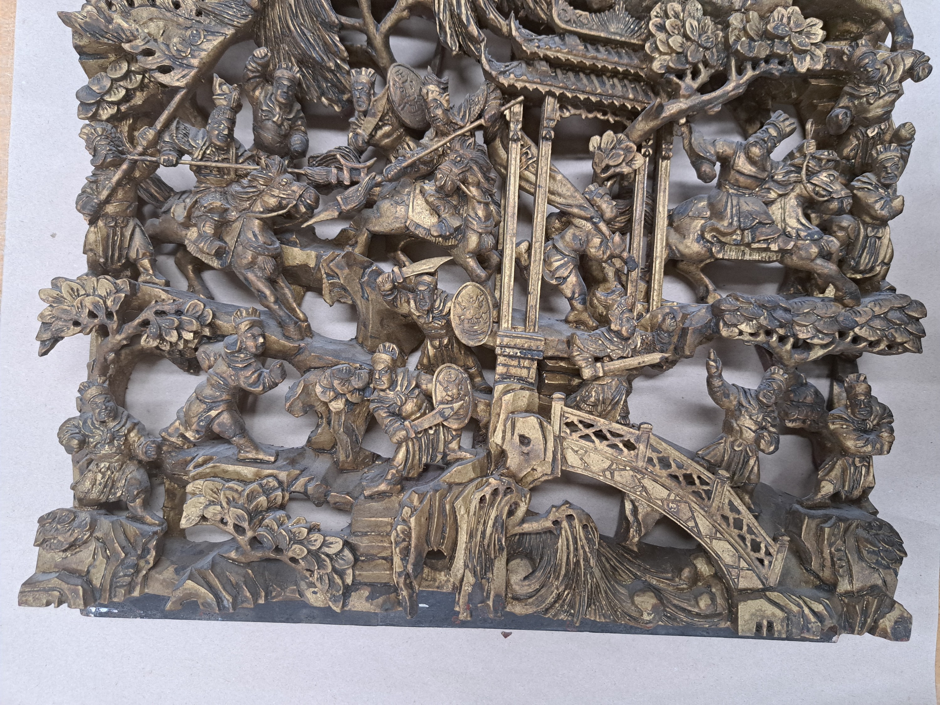 Detail d: Schnitzerei, China, 20. Jh., teilweise vollplastische geschnitzte Darstellung von Schwertkämpfern und Reitern, bronzefarben , leichte Gebr.schäden, ...