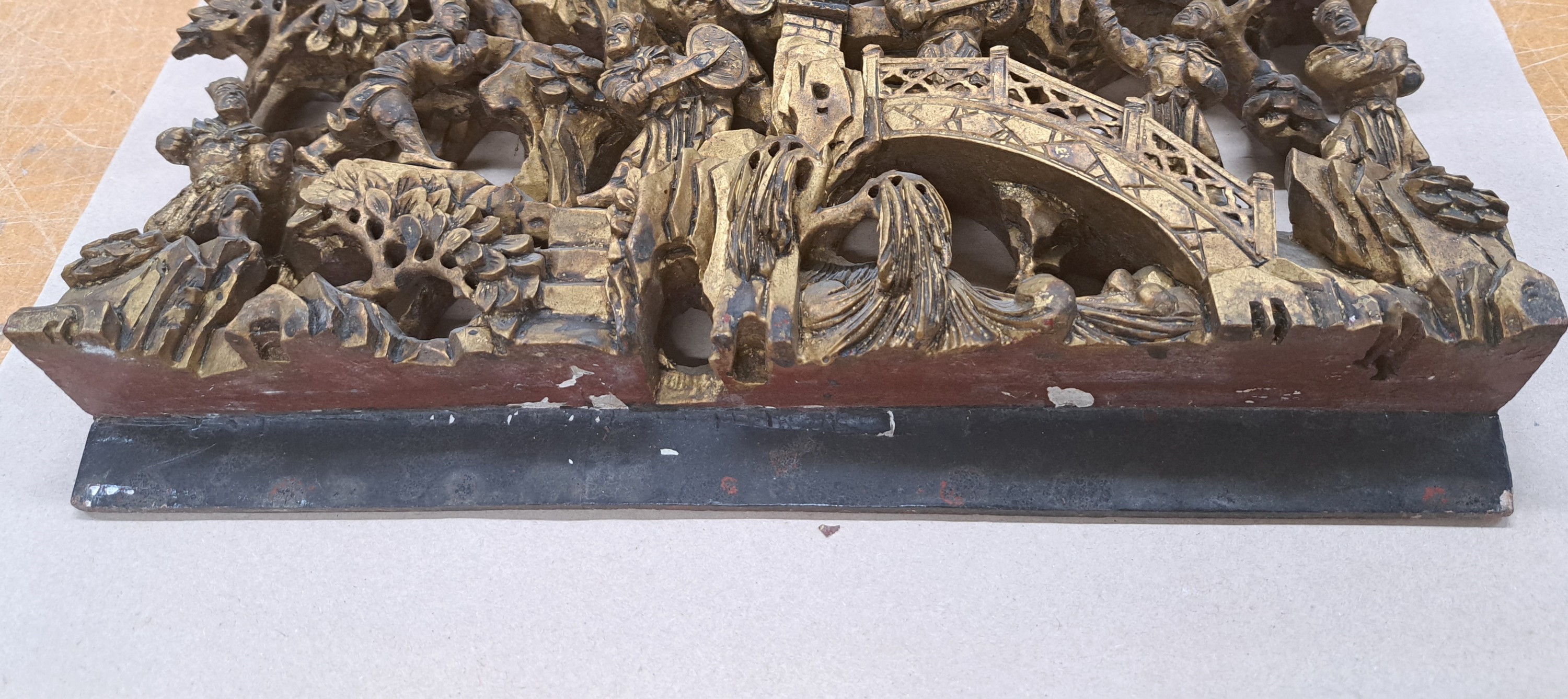 Detail e: Schnitzerei, China, 20. Jh., teilweise vollplastische geschnitzte Darstellung von Schwertkämpfern und Reitern, bronzefarben , leichte Gebr.schäden, ...