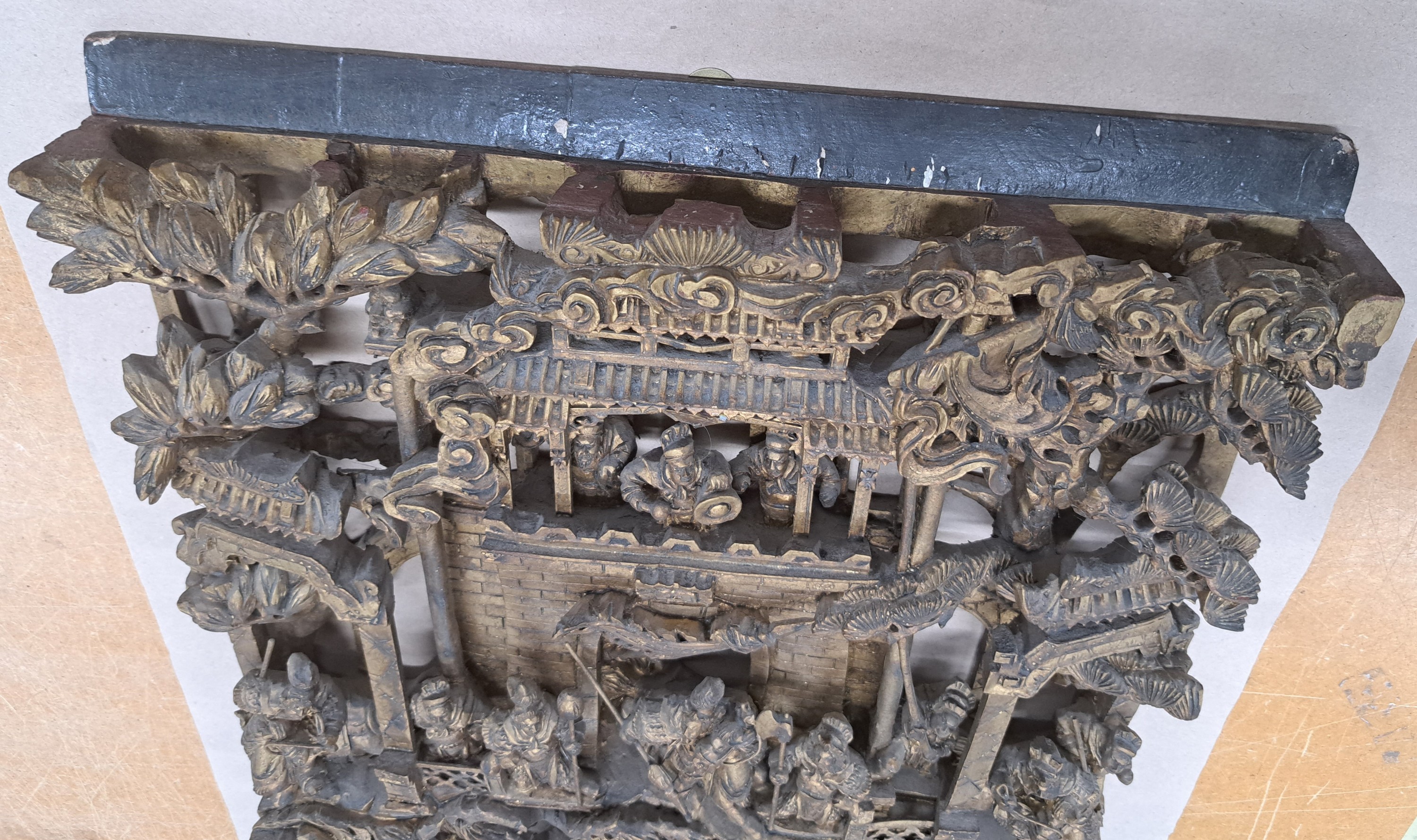 Detail f: Schnitzerei, China, 20. Jh., teilweise vollplastische geschnitzte Darstellung von Schwertkämpfern und Reitern, bronzefarben , leichte Gebr.schäden, ...