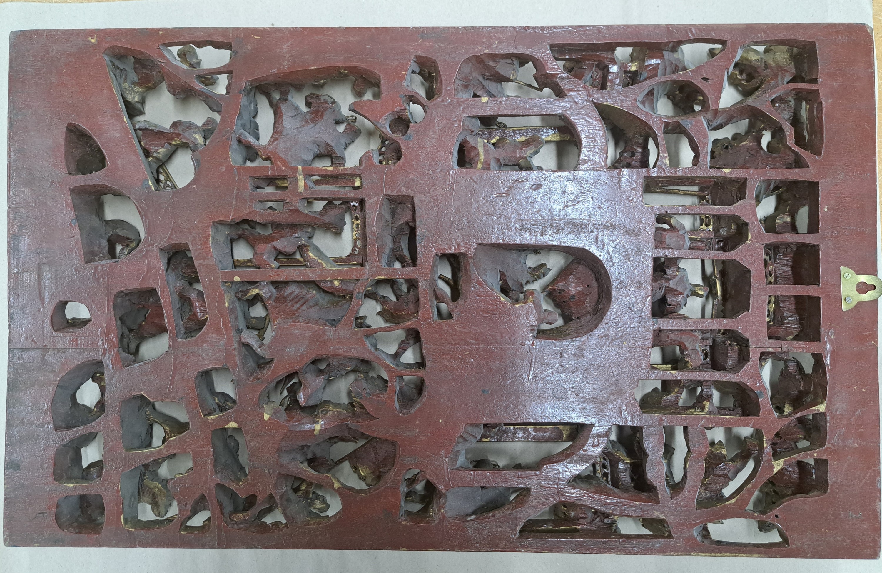 Detail g: Schnitzerei, China, 20. Jh., teilweise vollplastische geschnitzte Darstellung von Schwertkämpfern und Reitern, bronzefarben , leichte Gebr.schäden, ...
