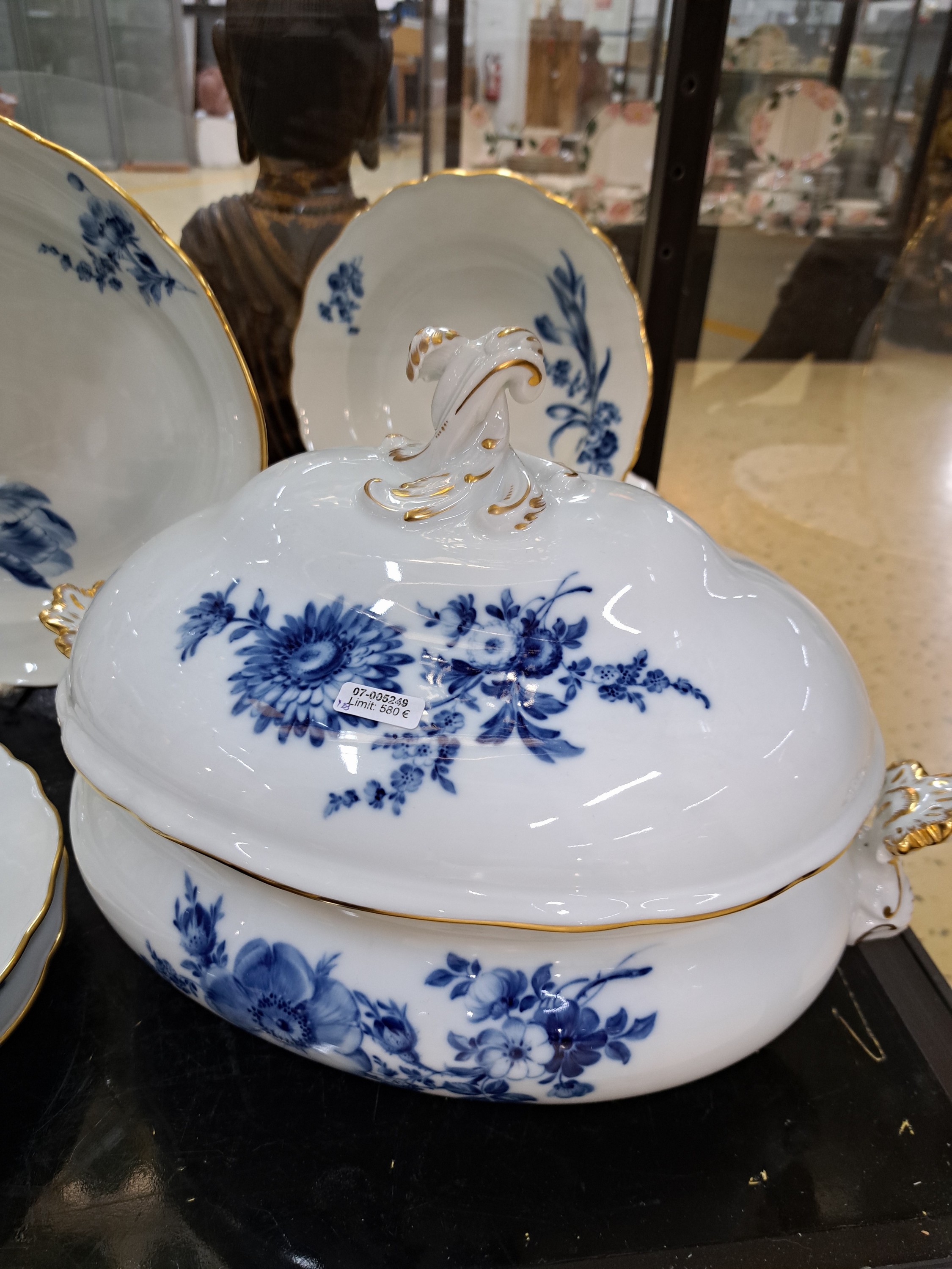 Detail a: Speiseservice, Meissen, blaue Blumen, 20. Jh., 1. Wahl, Porzellan, Goldrand, 6 Menueteller, 6 Vorspeiseteller, 6 Suppenteller, 6 Brotteller, gr. ...
