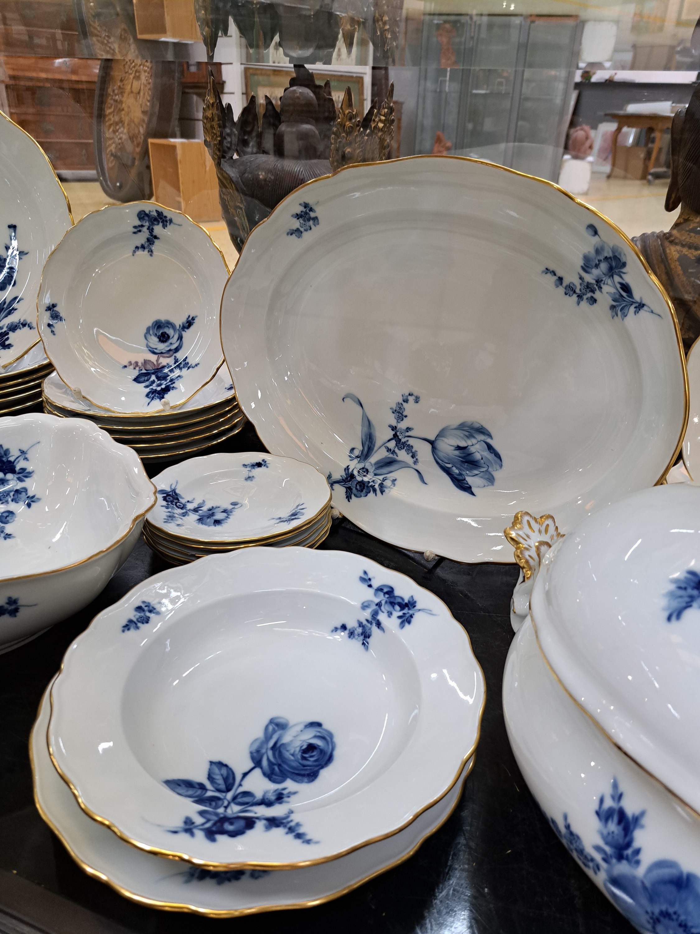 Detail b: Speiseservice, Meissen, blaue Blumen, 20. Jh., 1. Wahl, Porzellan, Goldrand, 6 Menueteller, 6 Vorspeiseteller, 6 Suppenteller, 6 Brotteller, gr. ...
