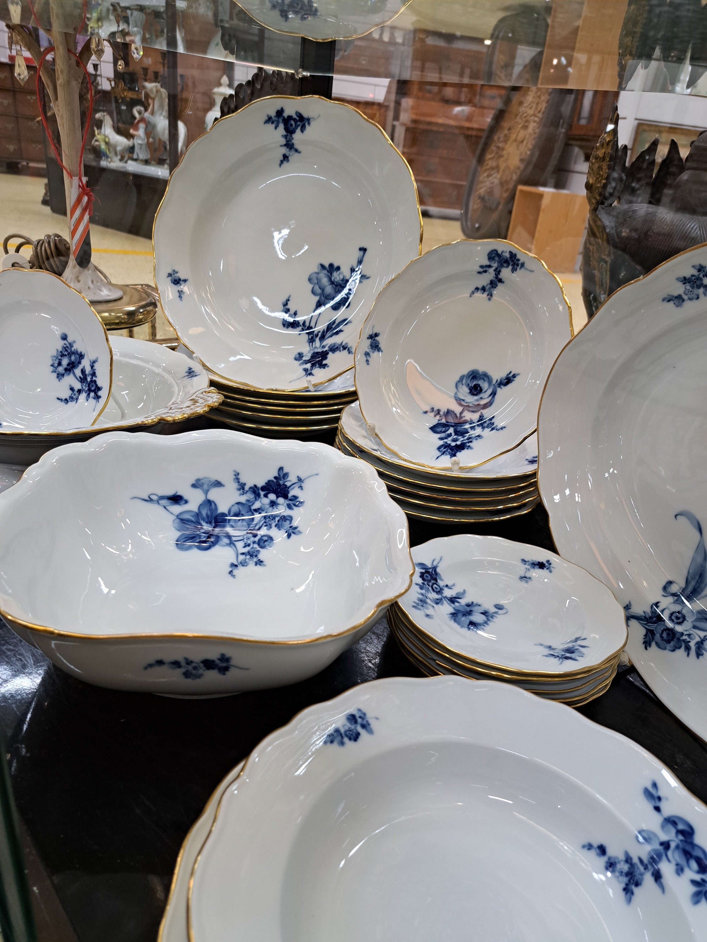 Detail c: Speiseservice, Meissen, blaue Blumen, 20. Jh., 1. Wahl, Porzellan, Goldrand, 6 Menueteller, 6 Vorspeiseteller, 6 Suppenteller, 6 Brotteller, gr. ...
