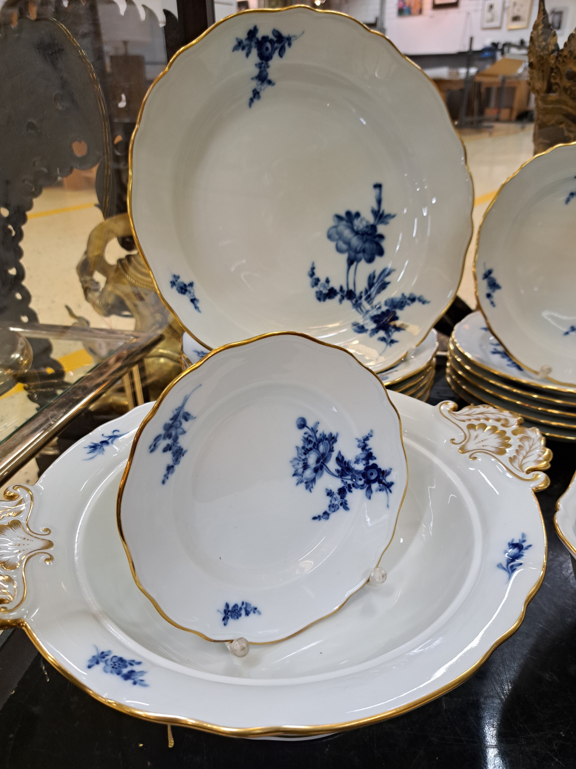 Detail d: Speiseservice, Meissen, blaue Blumen, 20. Jh., 1. Wahl, Porzellan, Goldrand, 6 Menueteller, 6 Vorspeiseteller, 6 Suppenteller, 6 Brotteller, gr. ...