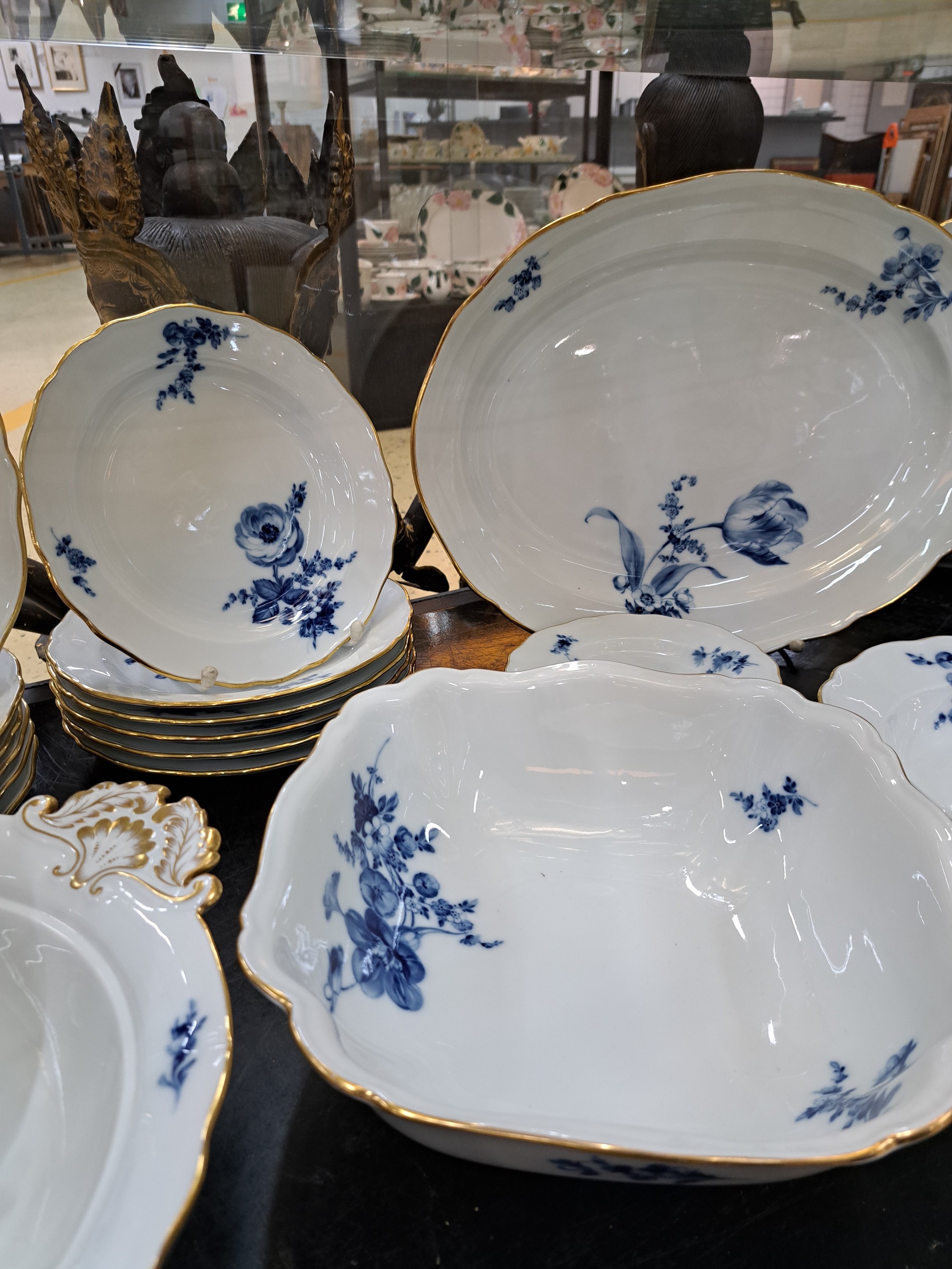 Detail e: Speiseservice, Meissen, blaue Blumen, 20. Jh., 1. Wahl, Porzellan, Goldrand, 6 Menueteller, 6 Vorspeiseteller, 6 Suppenteller, 6 Brotteller, gr. ...