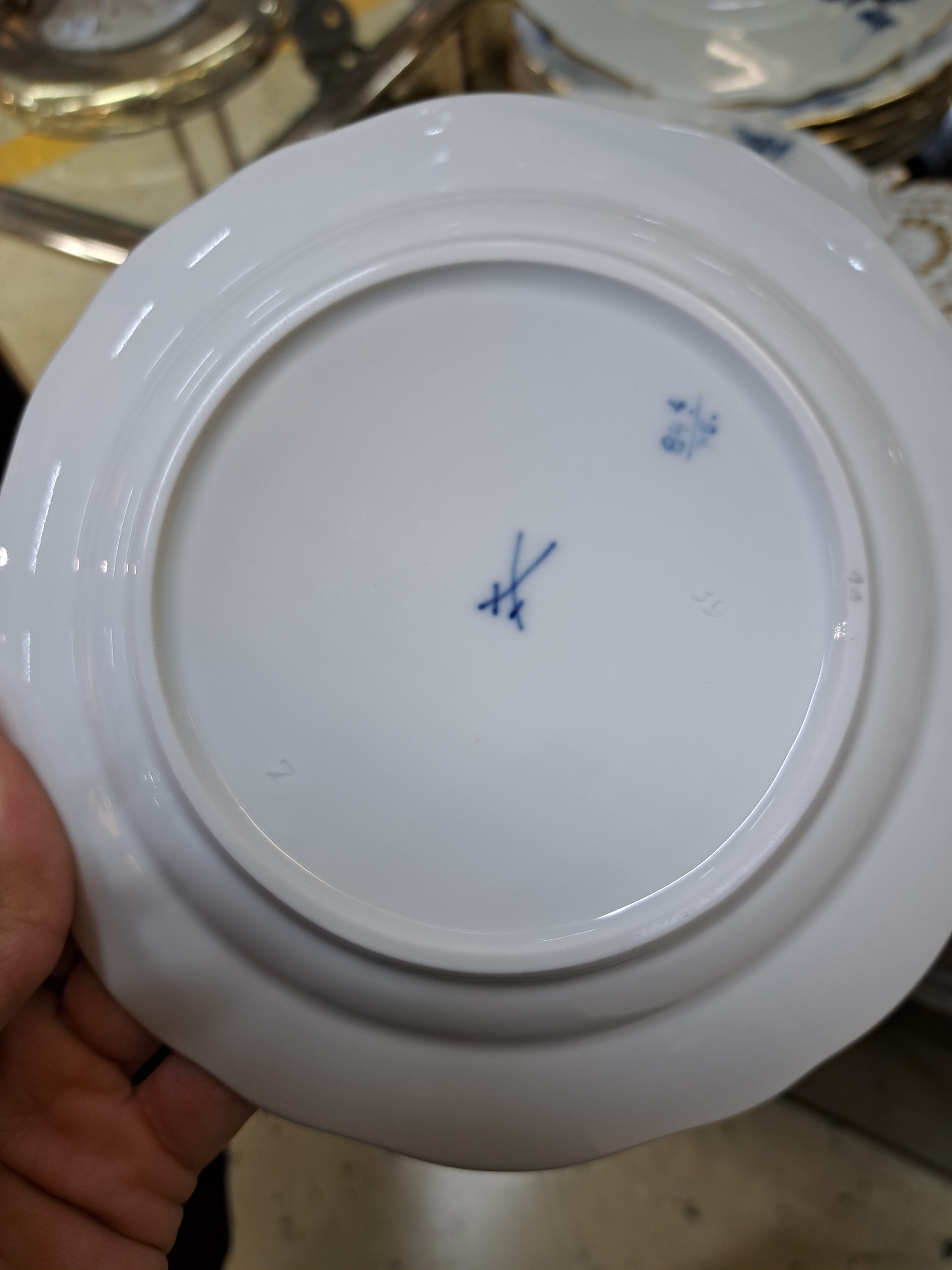Detail f: Speiseservice, Meissen, blaue Blumen, 20. Jh., 1. Wahl, Porzellan, Goldrand, 6 Menueteller, 6 Vorspeiseteller, 6 Suppenteller, 6 Brotteller, gr. ...