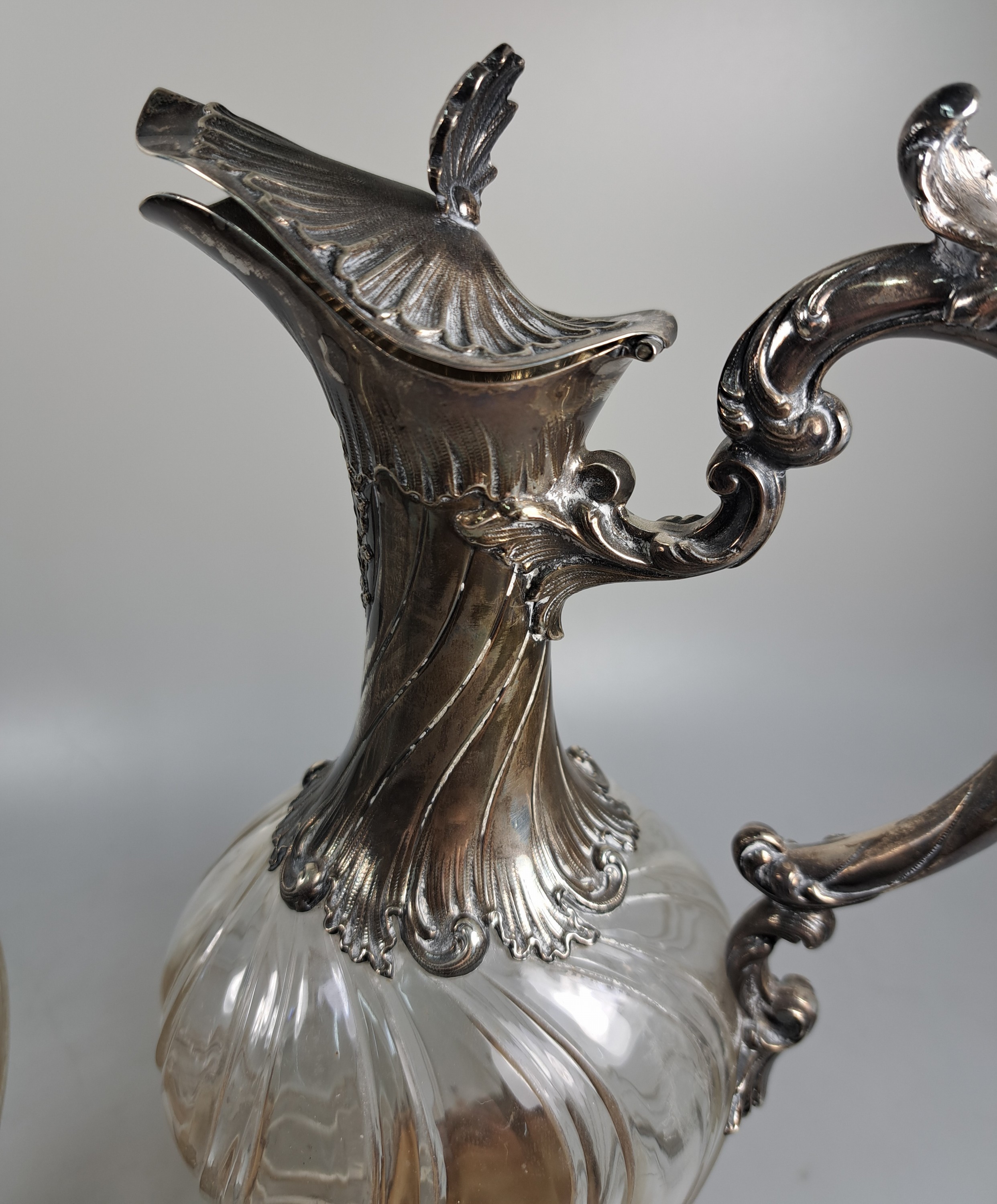 Detail a: Paar Karaffen mit Silbermontur, deutsch, um 1900, Glaskorpus godroniert, Silbermontur im Rokokostil mit Rollwerk, Marke RB mit Henkelkorb in Raute, ...