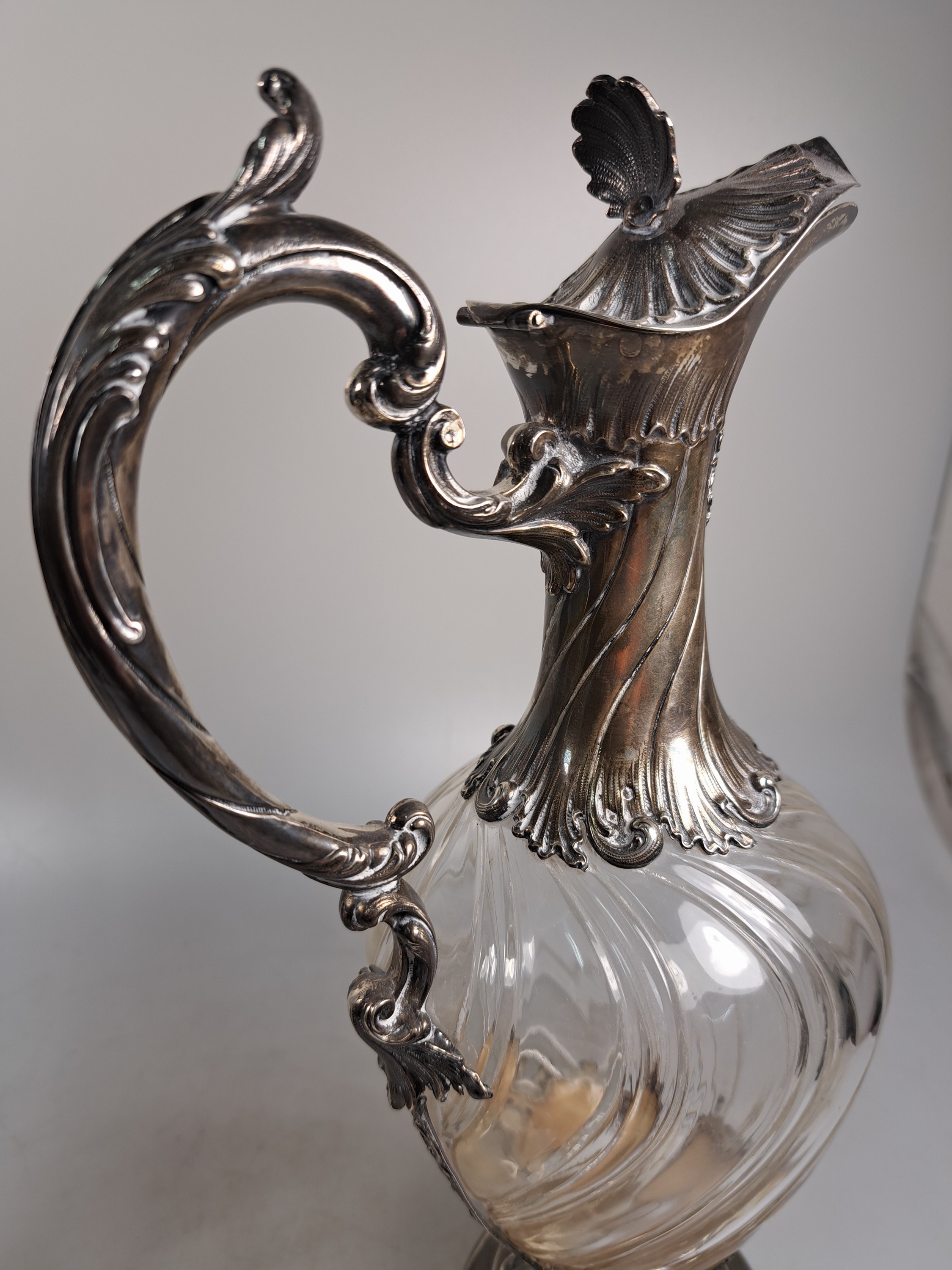 Detail b: Paar Karaffen mit Silbermontur, deutsch, um 1900, Glaskorpus godroniert, Silbermontur im Rokokostil mit Rollwerk, Marke RB mit Henkelkorb in Raute, ...