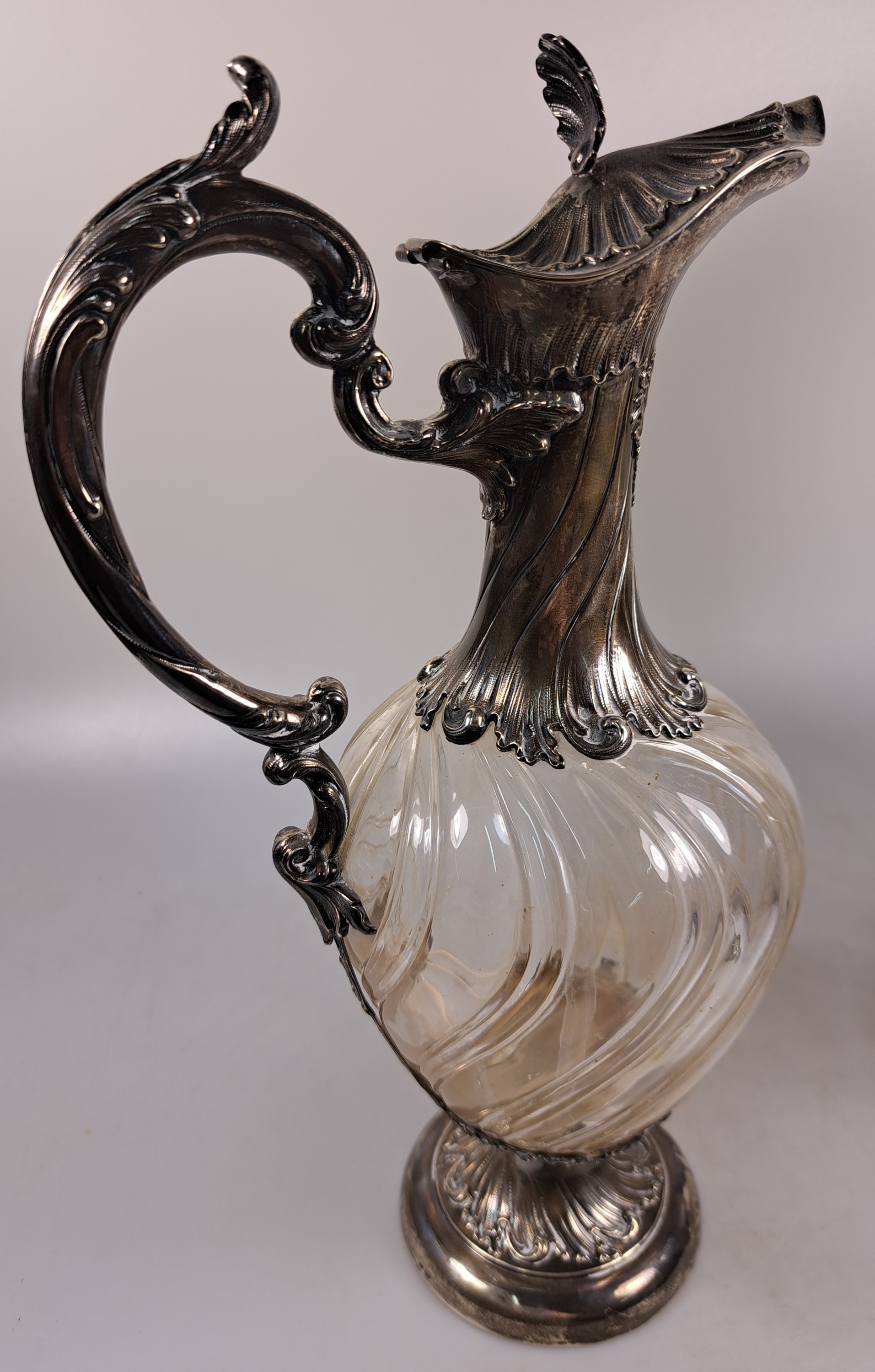 Detail c: Paar Karaffen mit Silbermontur, deutsch, um 1900, Glaskorpus godroniert, Silbermontur im Rokokostil mit Rollwerk, Marke RB mit Henkelkorb in Raute, ...