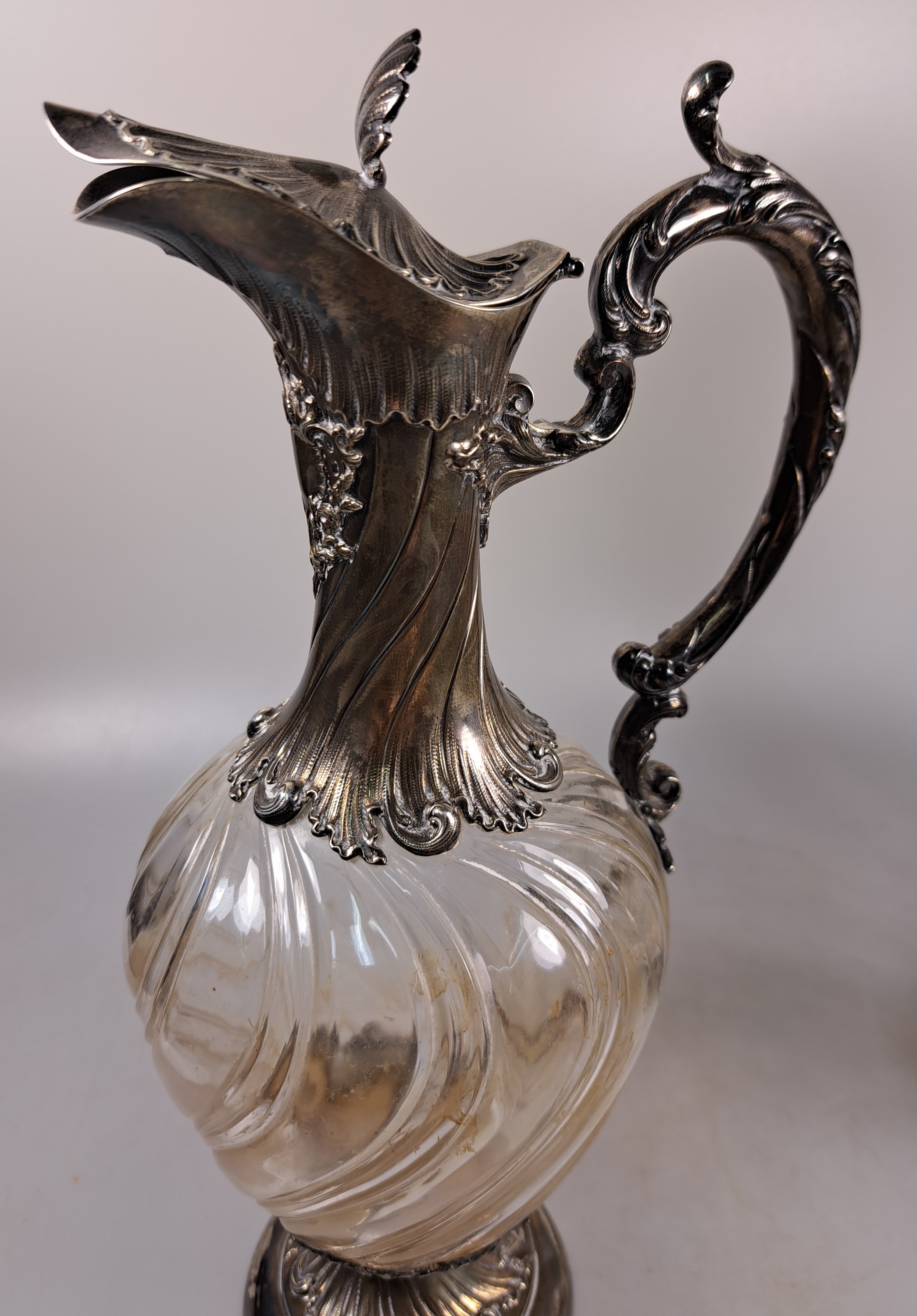 Detail d: Paar Karaffen mit Silbermontur, deutsch, um 1900, Glaskorpus godroniert, Silbermontur im Rokokostil mit Rollwerk, Marke RB mit Henkelkorb in Raute, ...