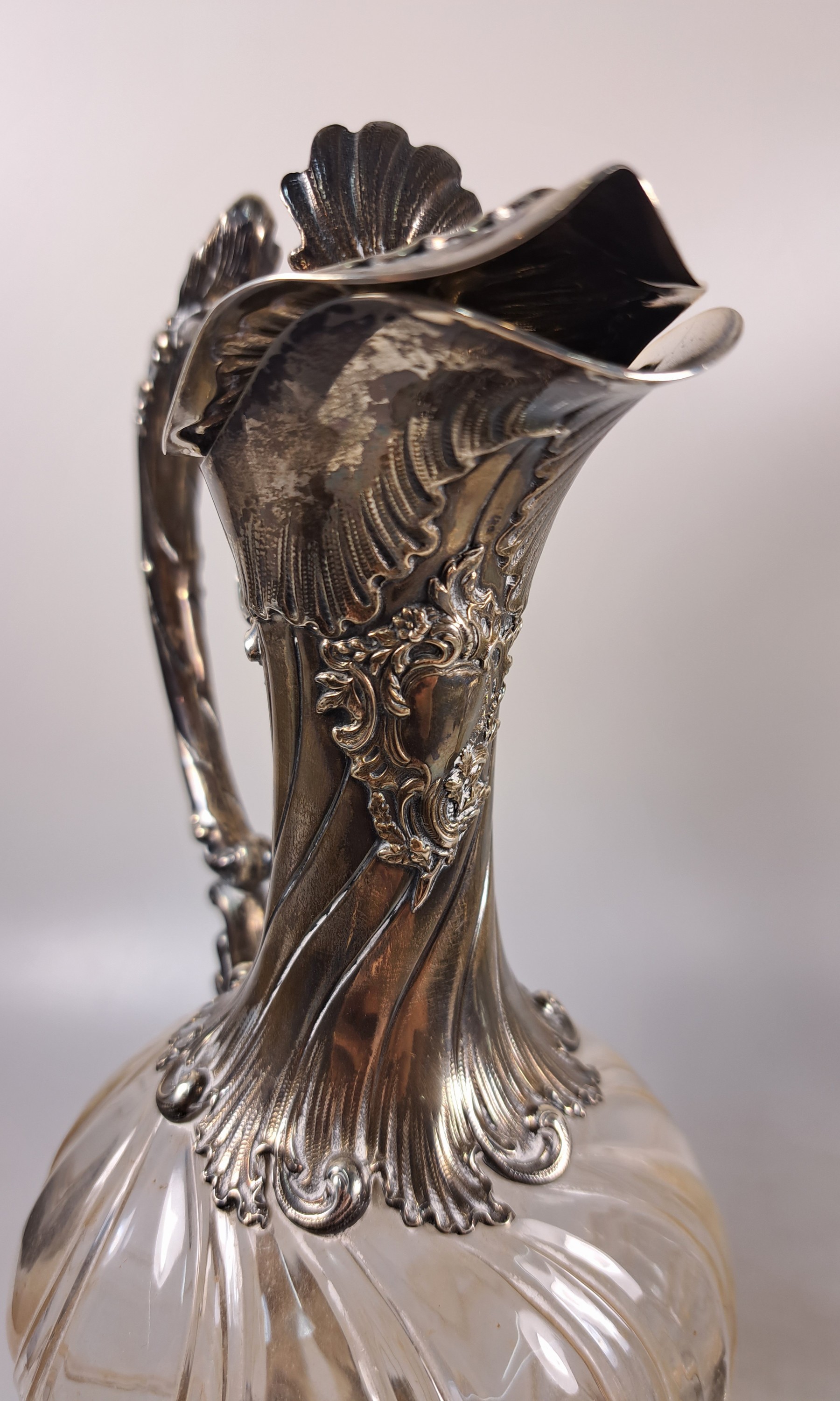 Detail e: Paar Karaffen mit Silbermontur, deutsch, um 1900, Glaskorpus godroniert, Silbermontur im Rokokostil mit Rollwerk, Marke RB mit Henkelkorb in Raute, ...