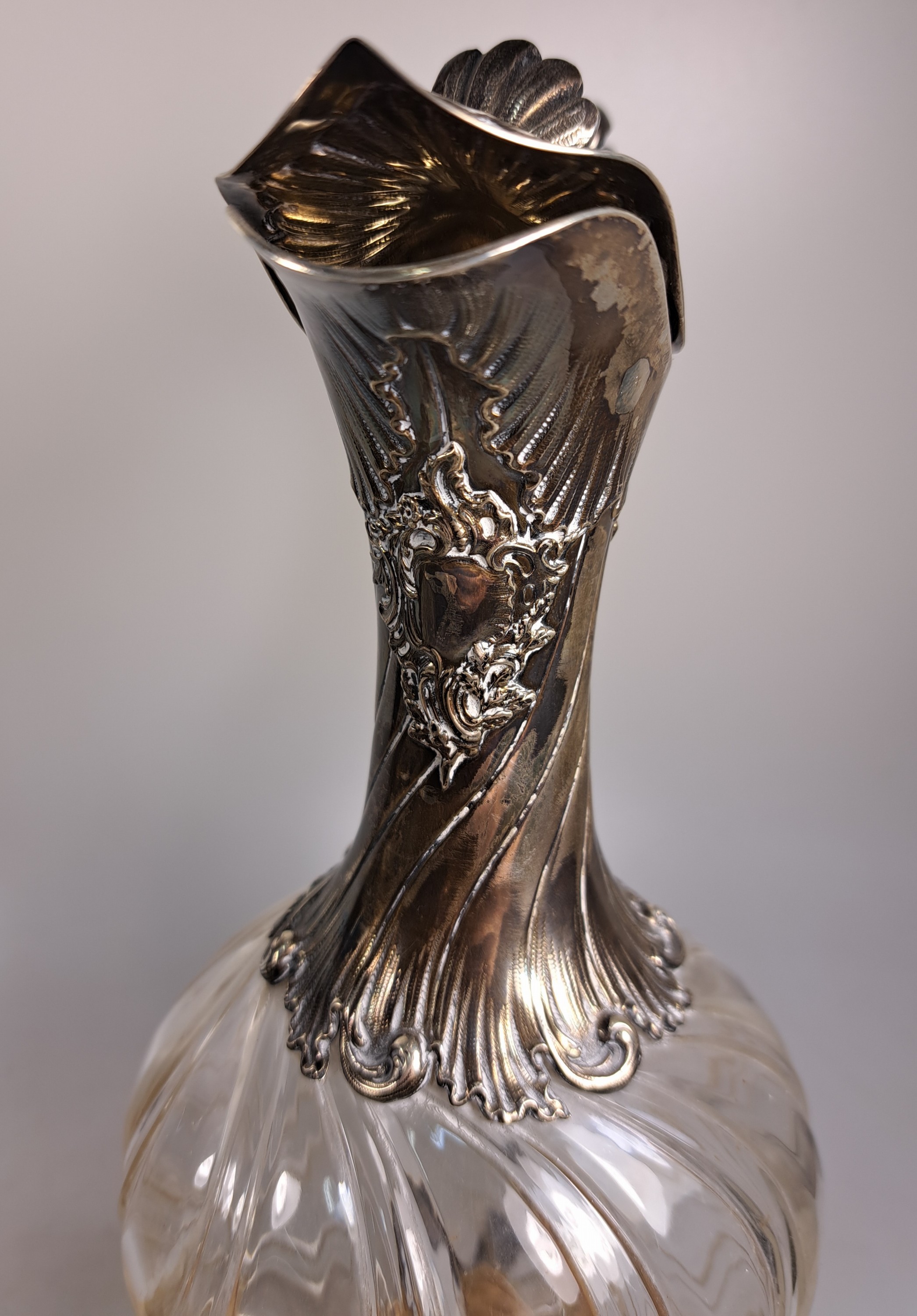 Detail f: Paar Karaffen mit Silbermontur, deutsch, um 1900, Glaskorpus godroniert, Silbermontur im Rokokostil mit Rollwerk, Marke RB mit Henkelkorb in Raute, ...