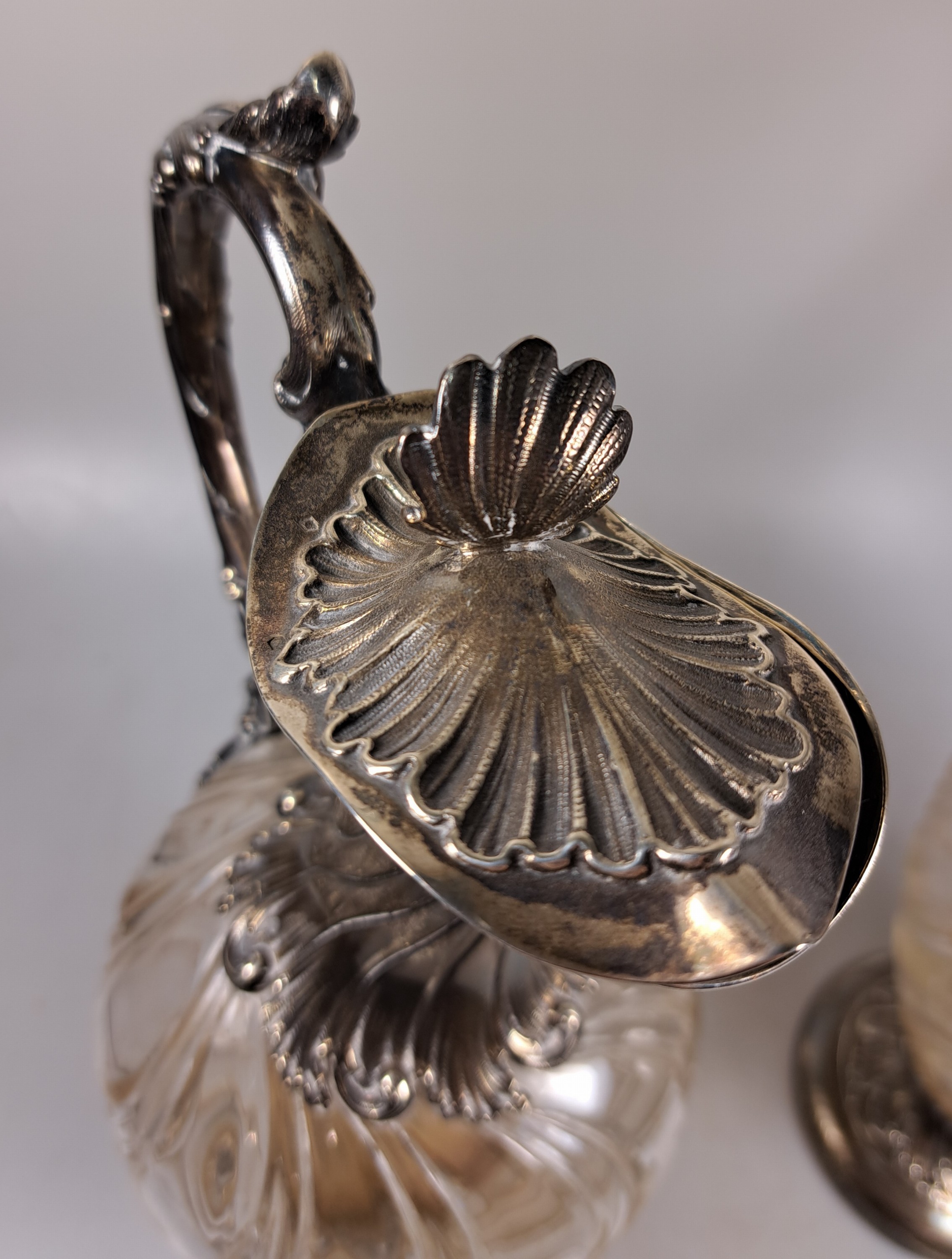 Detail g: Paar Karaffen mit Silbermontur, deutsch, um 1900, Glaskorpus godroniert, Silbermontur im Rokokostil mit Rollwerk, Marke RB mit Henkelkorb in Raute, ...