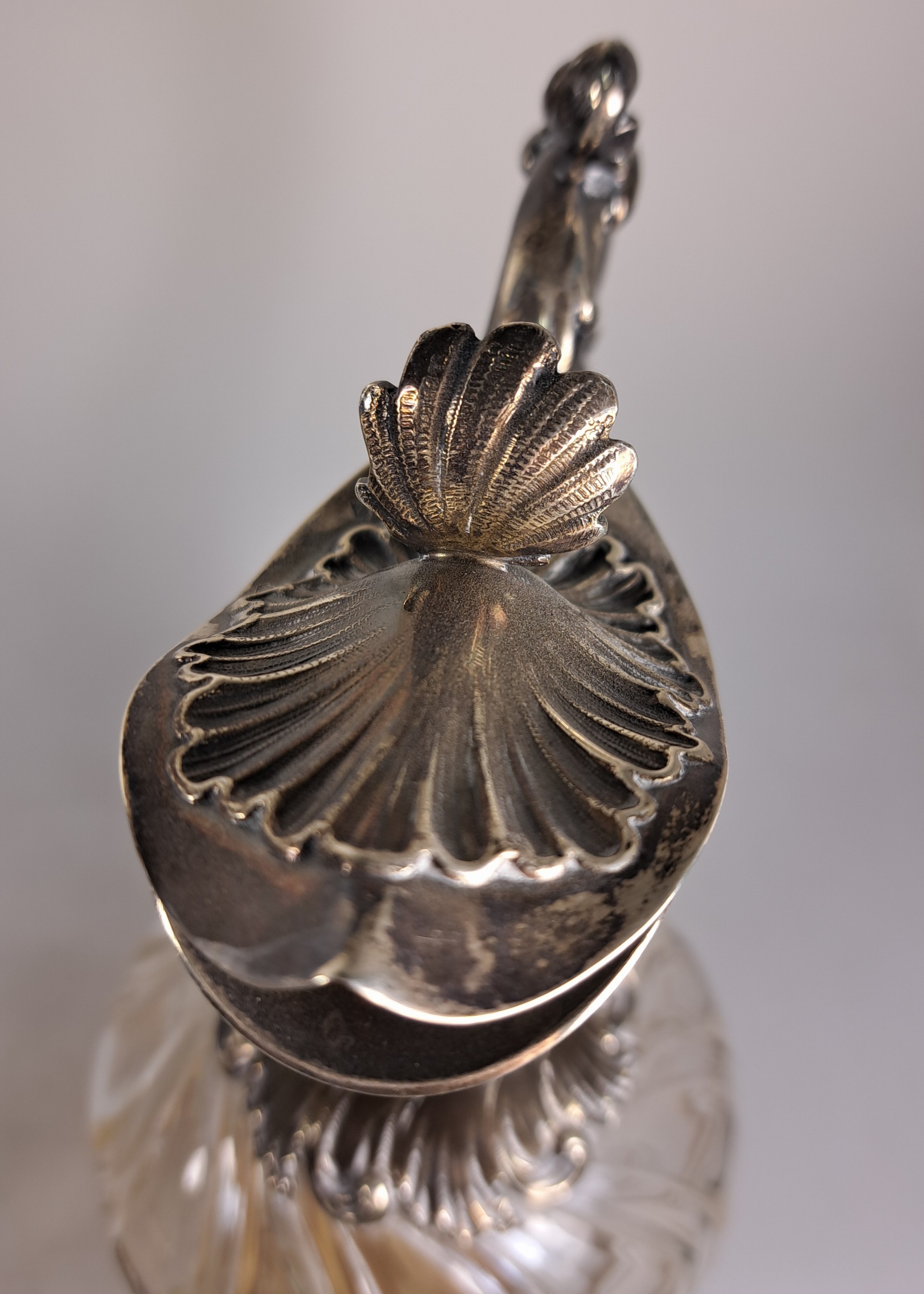 Detail h: Paar Karaffen mit Silbermontur, deutsch, um 1900, Glaskorpus godroniert, Silbermontur im Rokokostil mit Rollwerk, Marke RB mit Henkelkorb in Raute, ...