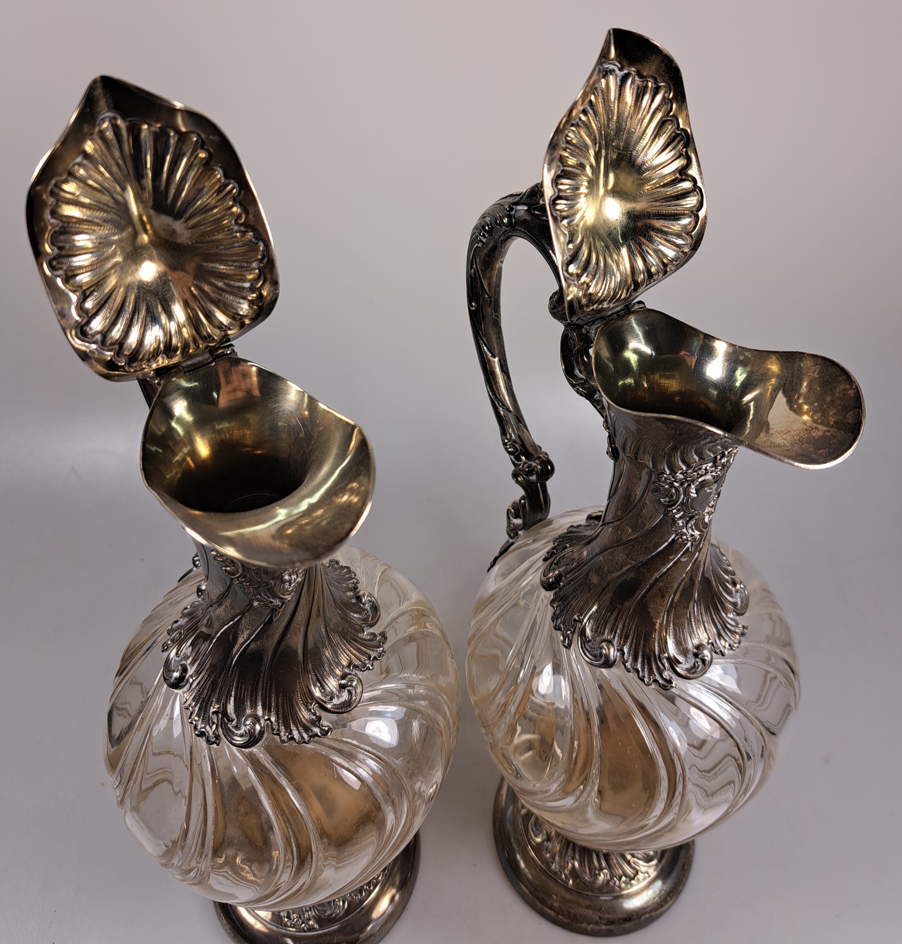 Detail i: Paar Karaffen mit Silbermontur, deutsch, um 1900, Glaskorpus godroniert, Silbermontur im Rokokostil mit Rollwerk, Marke RB mit Henkelkorb in Raute, ...