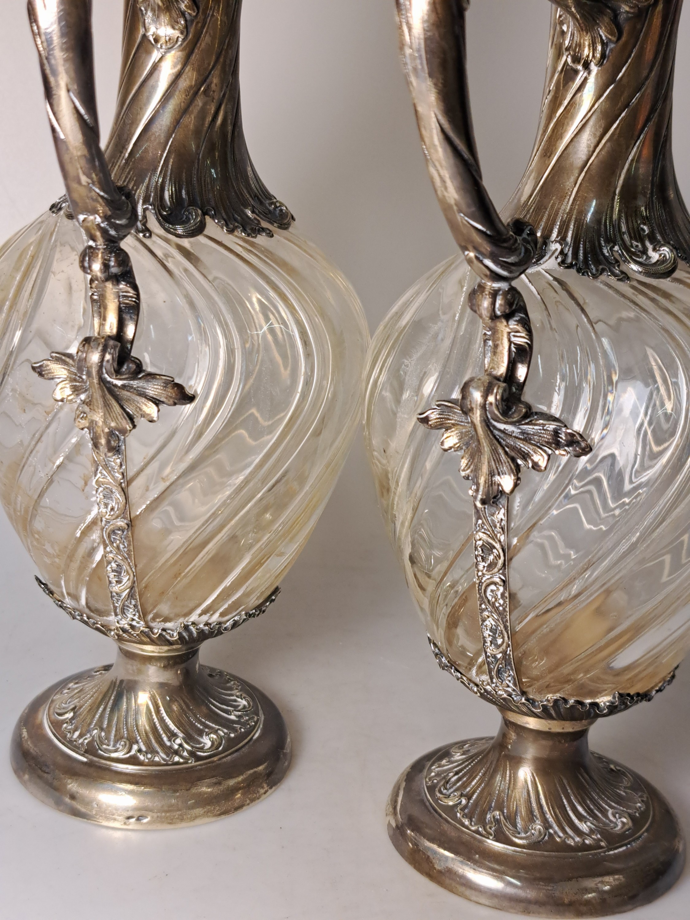 Detail j: Paar Karaffen mit Silbermontur, deutsch, um 1900, Glaskorpus godroniert, Silbermontur im Rokokostil mit Rollwerk, Marke RB mit Henkelkorb in Raute, ...
