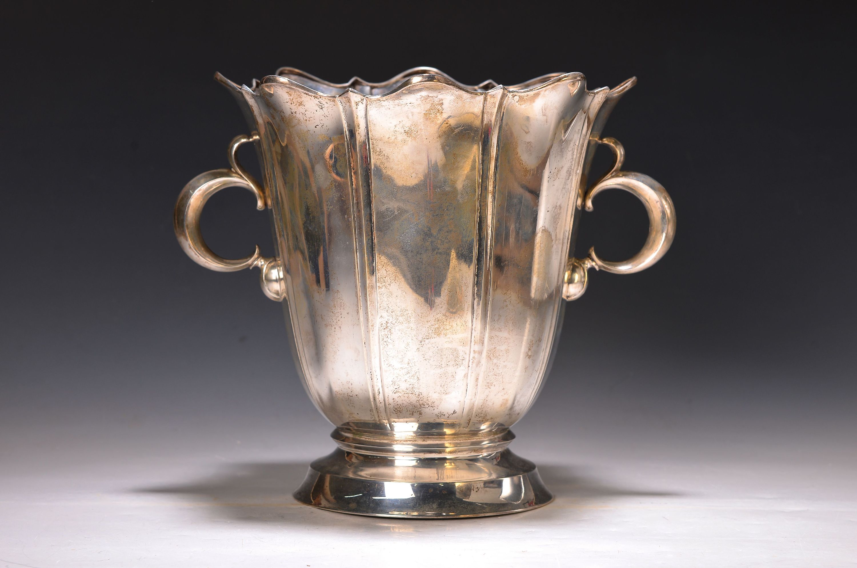 Sektkühler aus Silber, Wilhelm Conrad Hessenberg, Frankfurt a.M., 20.Jh., 800er, Nr. 322762, HxD 26x26 cm, 963g