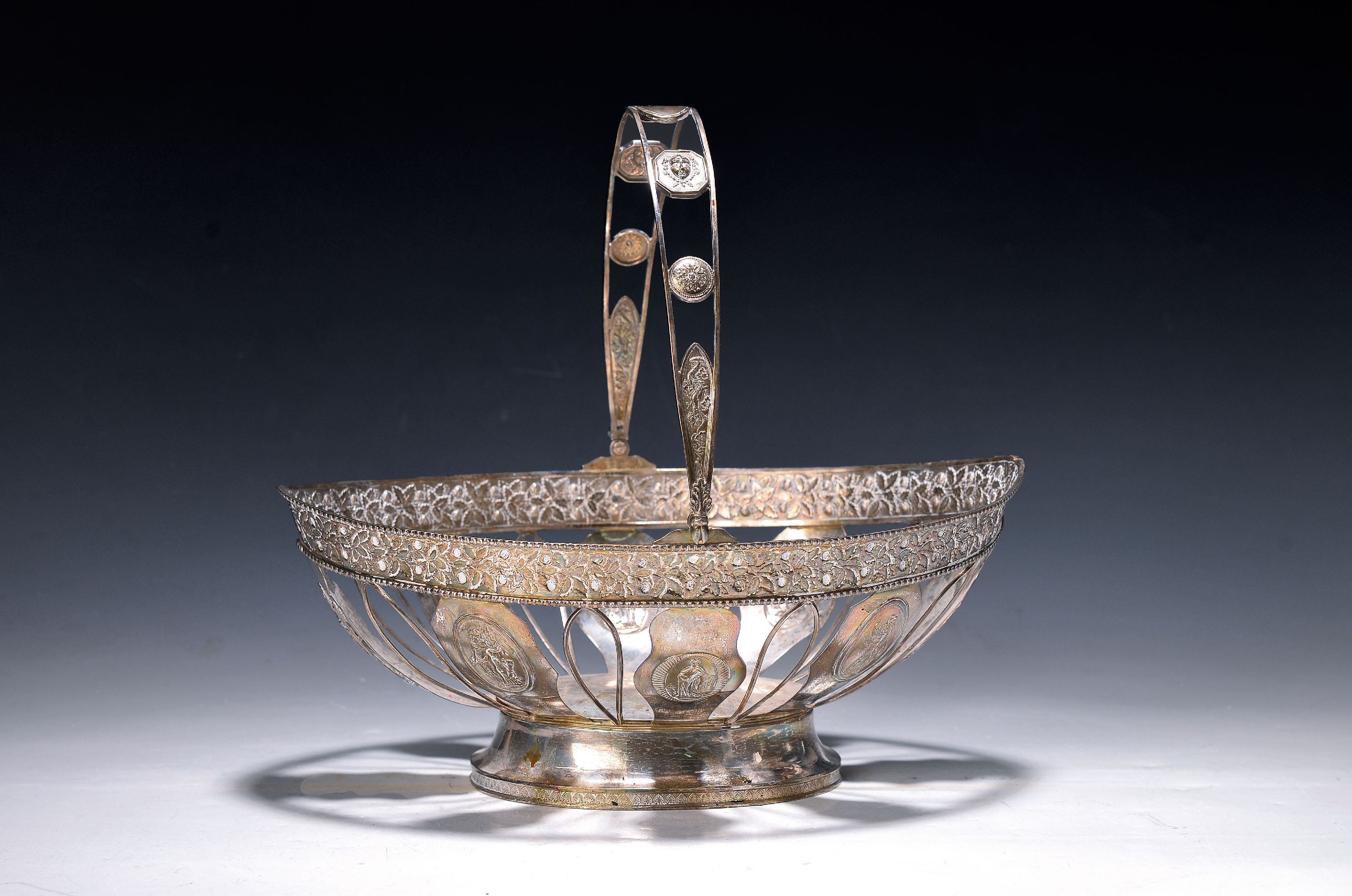 Empire-Korbschale aus Silber Johann Heinrich Lorenz Kleucker (1776-1842 Lüneburg), vor 1828, Silber, Glaseinsatz fehlt, Fuß mit Palmettenfries, ...