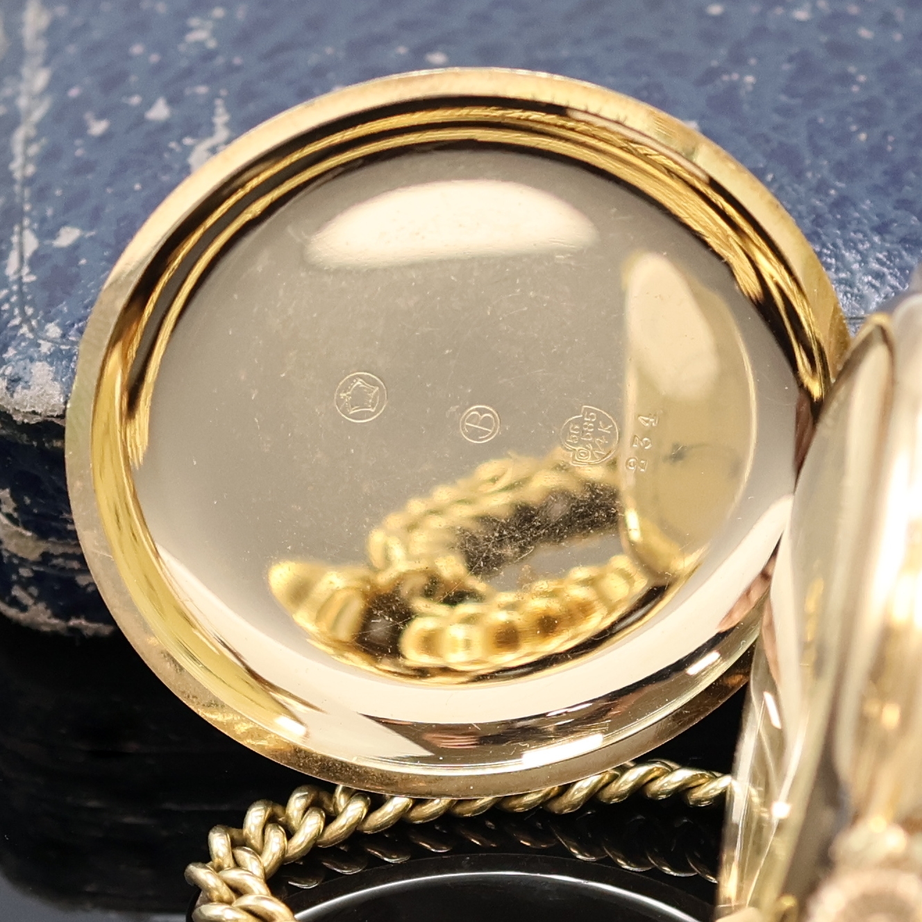 Detail c: CORTEBERT Savonette Herrentaschenuhr in GG 585/000 an GG 585/000 Kette, Schweiz um 1925, guill. 3-Deckel Goldgeh. dell., im Zentrum des Sprungdeckels ...