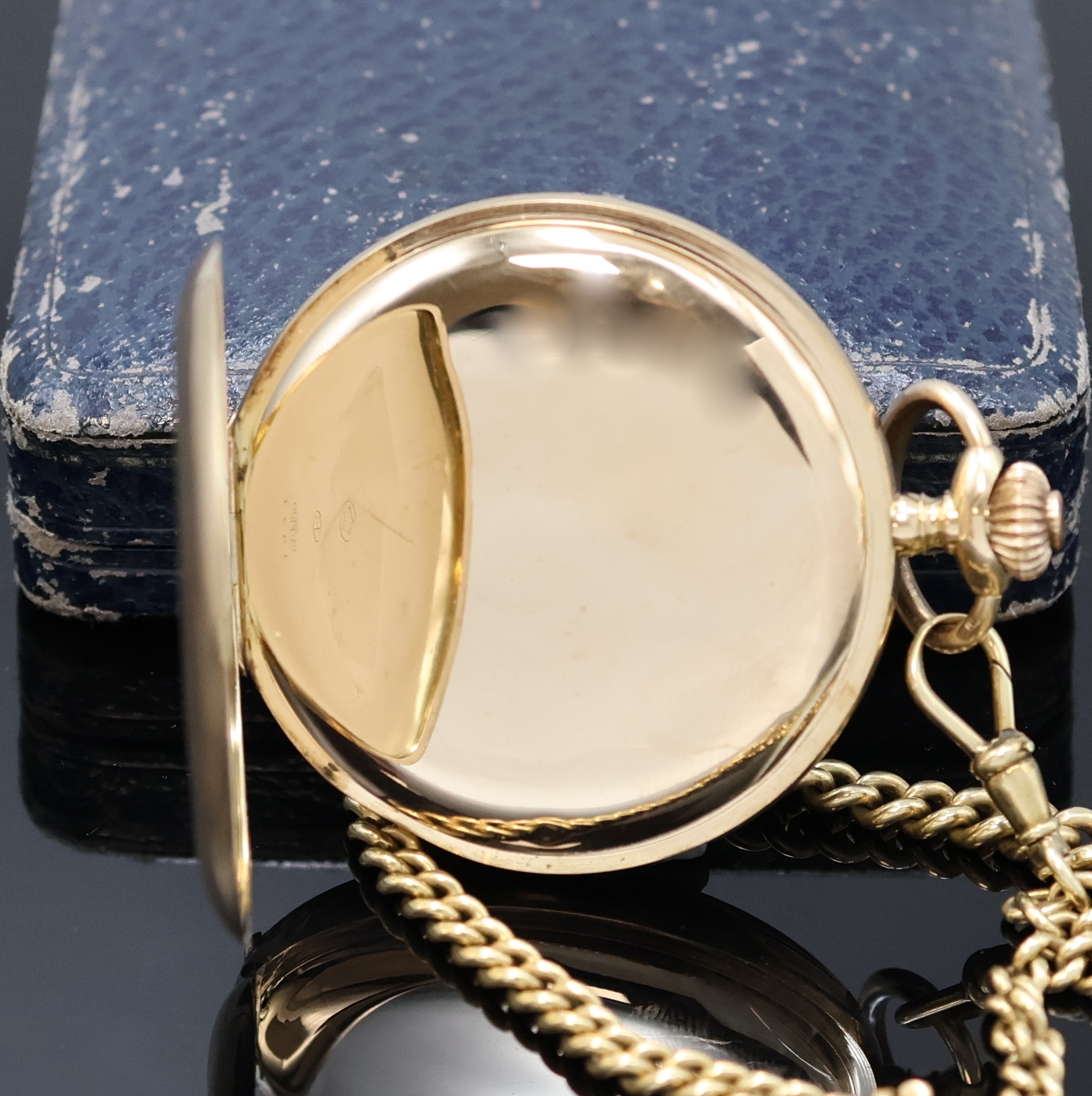 Detail d: CORTEBERT Savonette Herrentaschenuhr in GG 585/000 an GG 585/000 Kette, Schweiz um 1925, guill. 3-Deckel Goldgeh. dell., im Zentrum des Sprungdeckels ...
