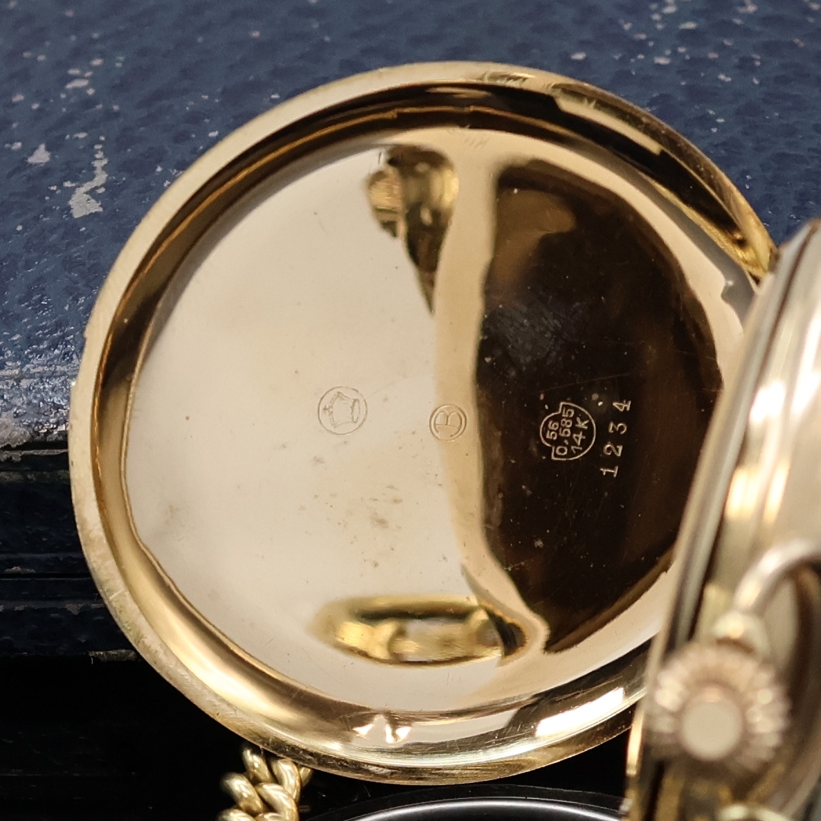 Detail e: CORTEBERT Savonette Herrentaschenuhr in GG 585/000 an GG 585/000 Kette, Schweiz um 1925, guill. 3-Deckel Goldgeh. dell., im Zentrum des Sprungdeckels ...