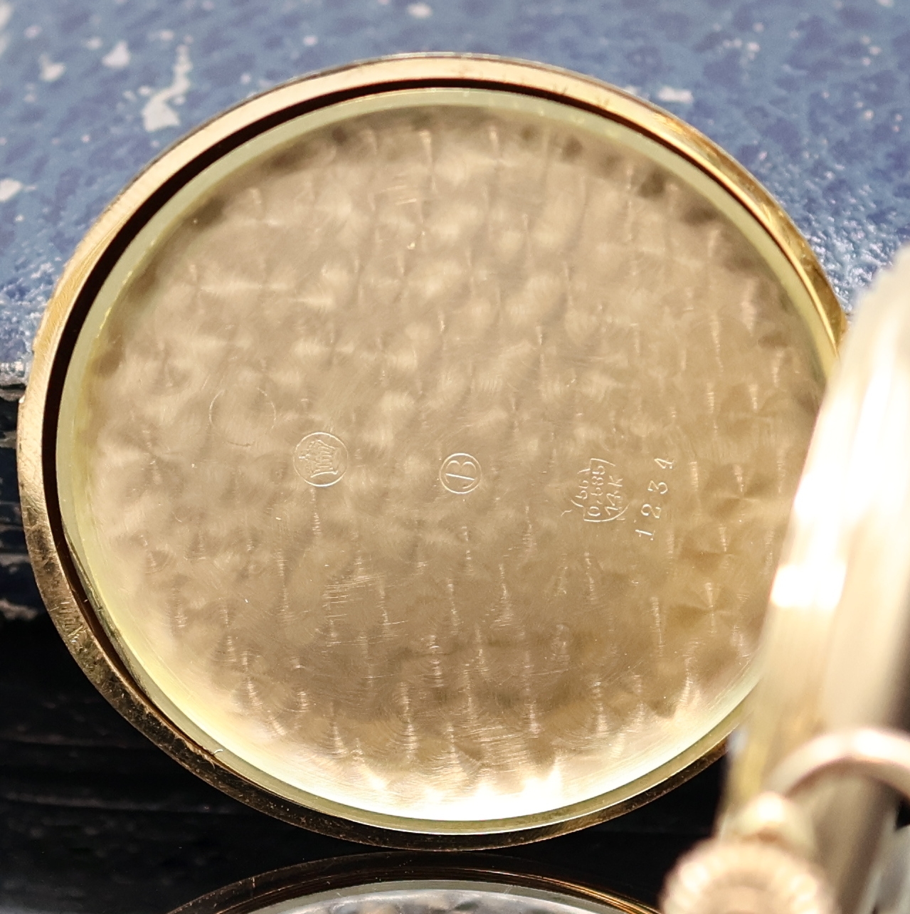 Detail f: CORTEBERT Savonette Herrentaschenuhr in GG 585/000 an GG 585/000 Kette, Schweiz um 1925, guill. 3-Deckel Goldgeh. dell., im Zentrum des Sprungdeckels ...