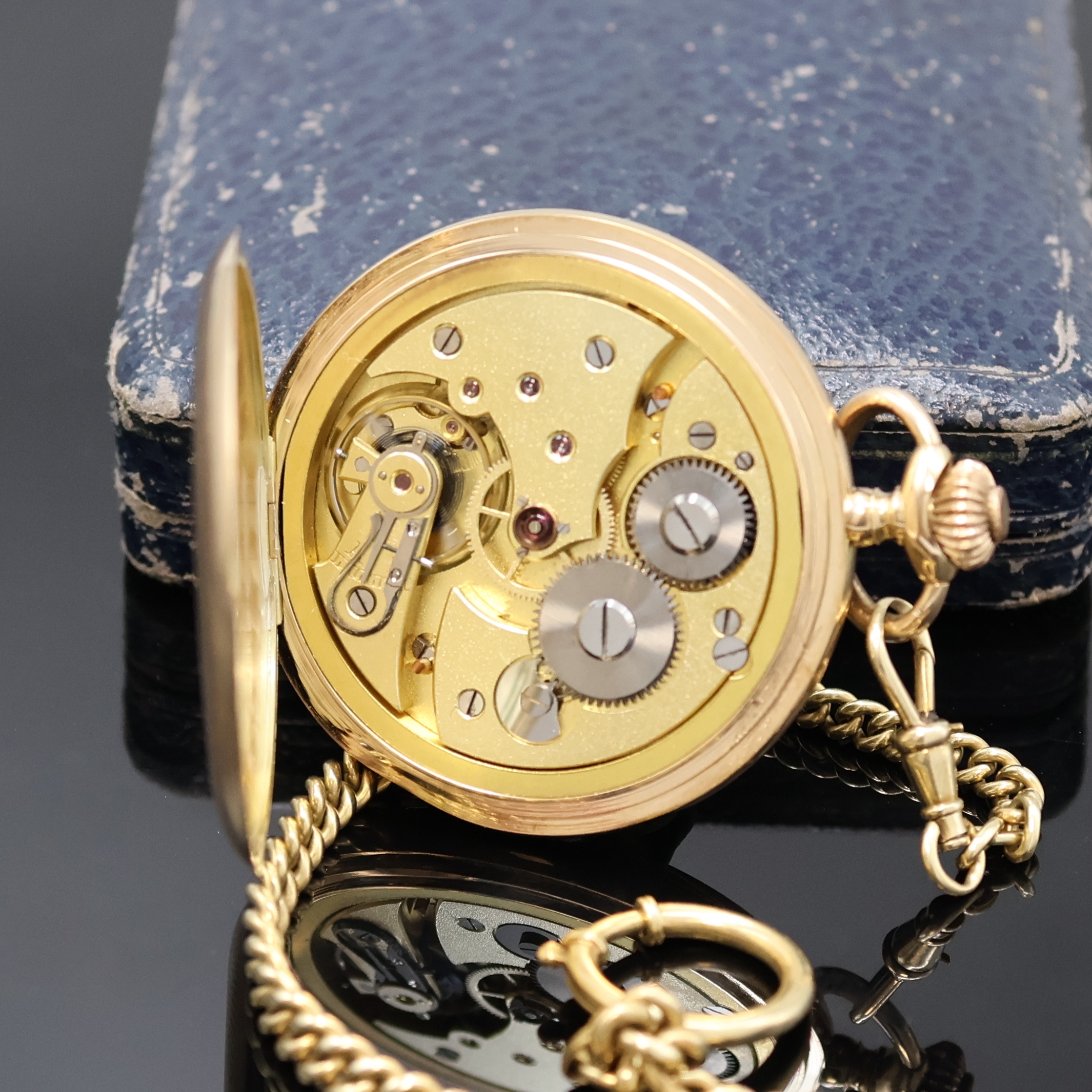 Detail g: CORTEBERT Savonette Herrentaschenuhr in GG 585/000 an GG 585/000 Kette, Schweiz um 1925, guill. 3-Deckel Goldgeh. dell., im Zentrum des Sprungdeckels ...