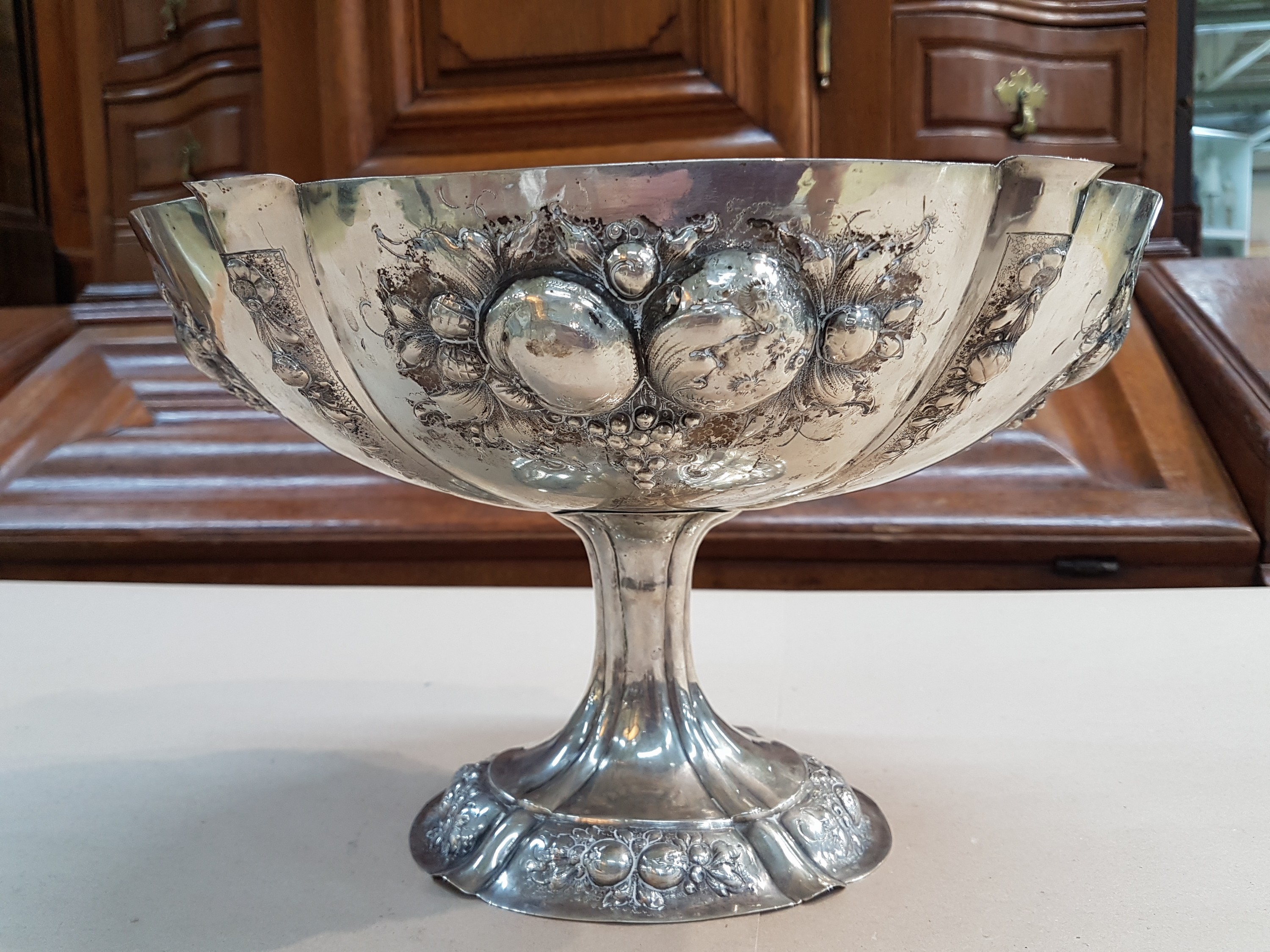 Detail a: Fußschale aus Silber, um 1900, 800er, vierpassige Form, barockisierender Dekor mit Früchtebuketts, ungedeutete Meistermarke L bekrönt, H. 18cm, ...