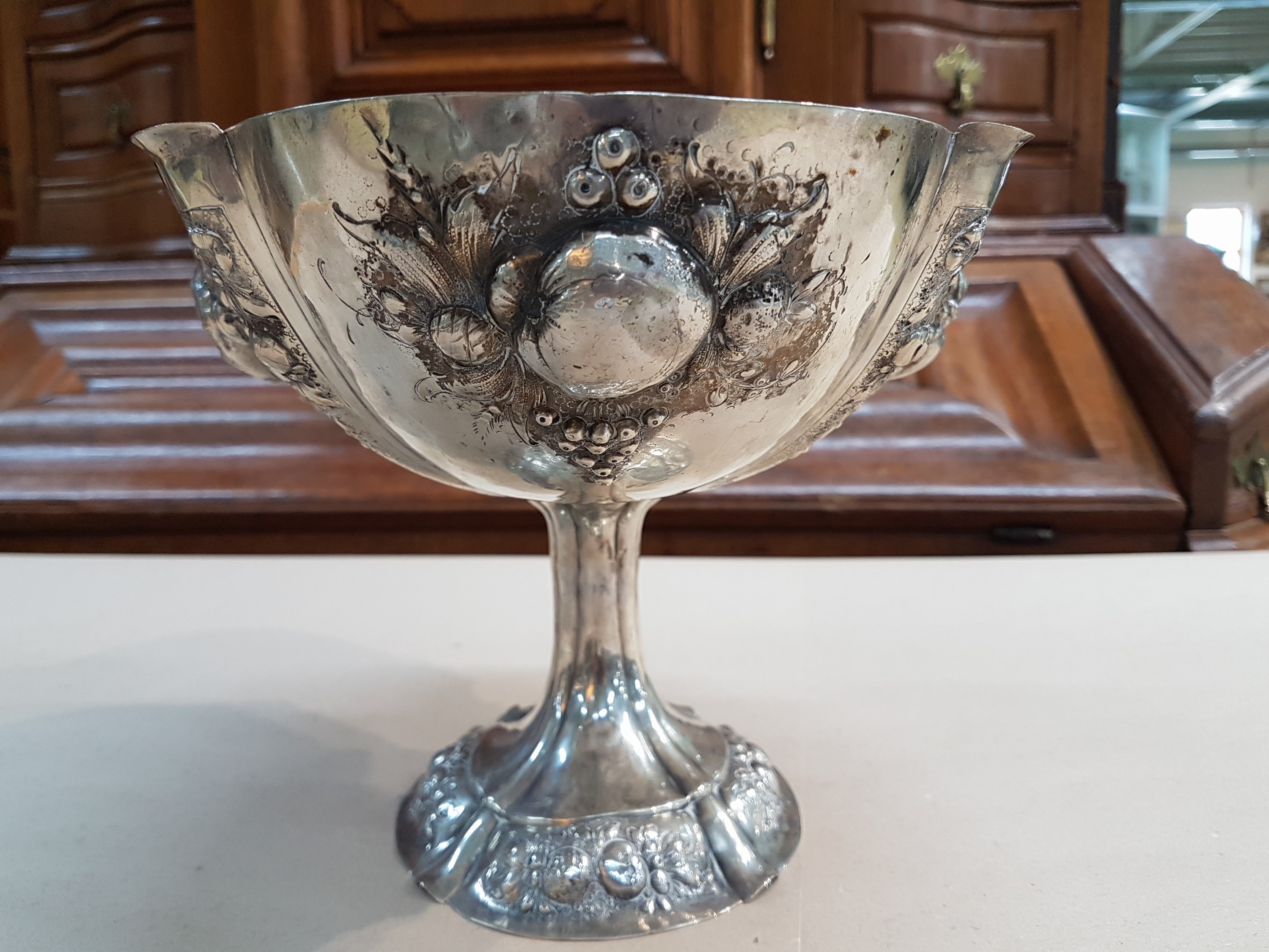 Detail b: Fußschale aus Silber, um 1900, 800er, vierpassige Form, barockisierender Dekor mit Früchtebuketts, ungedeutete Meistermarke L bekrönt, H. 18cm, ...