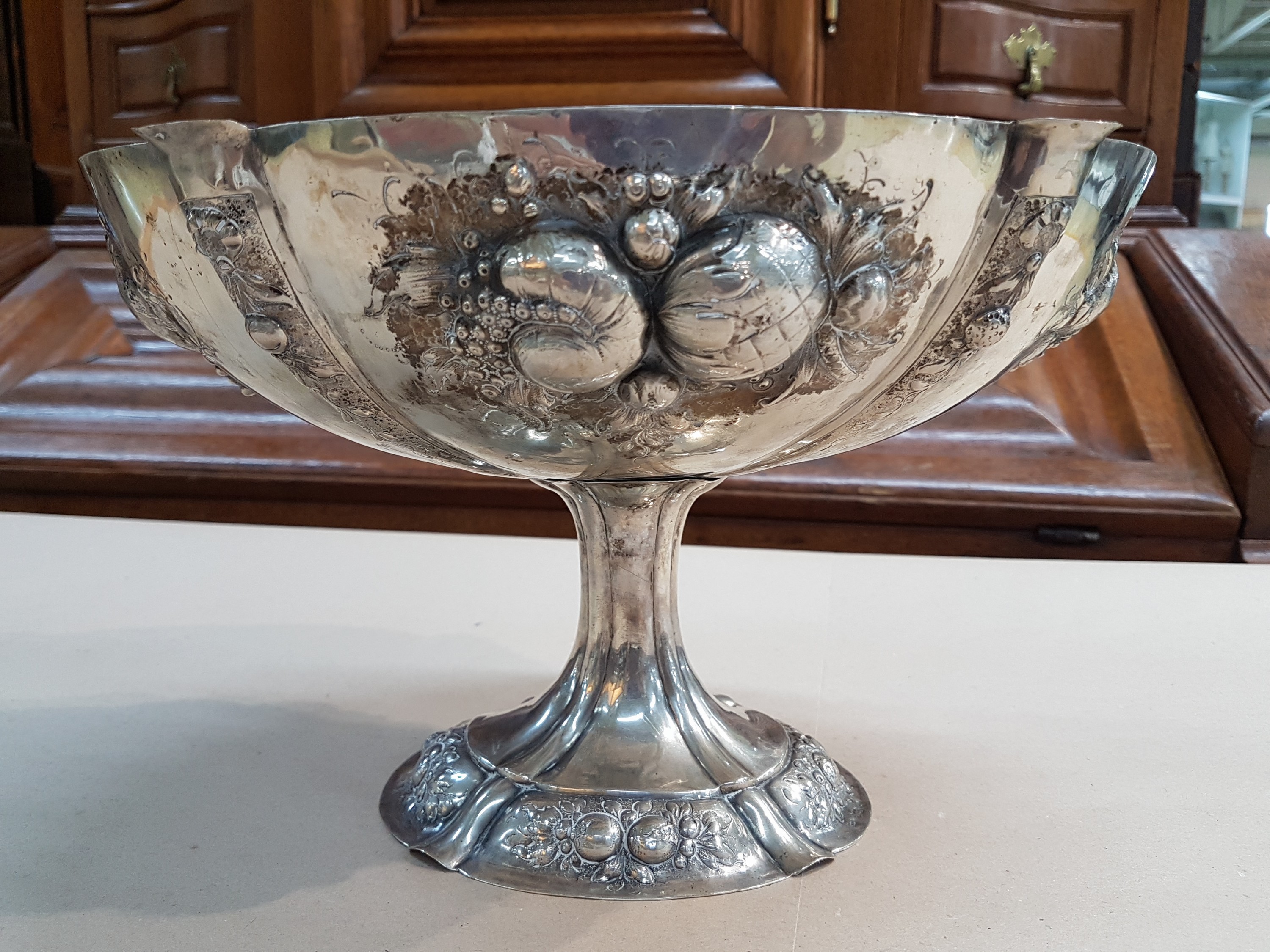 Detail c: Fußschale aus Silber, um 1900, 800er, vierpassige Form, barockisierender Dekor mit Früchtebuketts, ungedeutete Meistermarke L bekrönt, H. 18cm, ...
