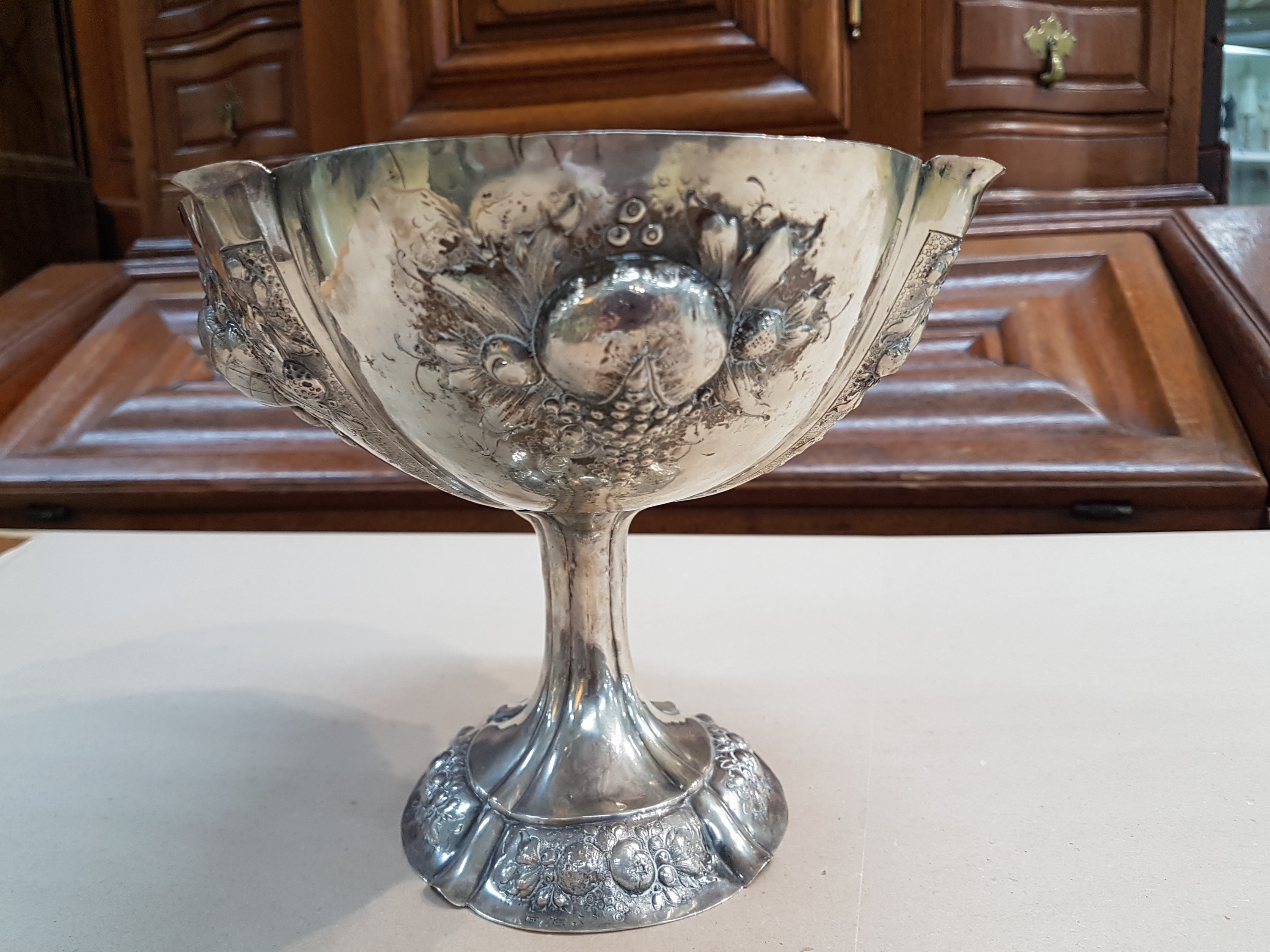 Detail d: Fußschale aus Silber, um 1900, 800er, vierpassige Form, barockisierender Dekor mit Früchtebuketts, ungedeutete Meistermarke L bekrönt, H. 18cm, ...