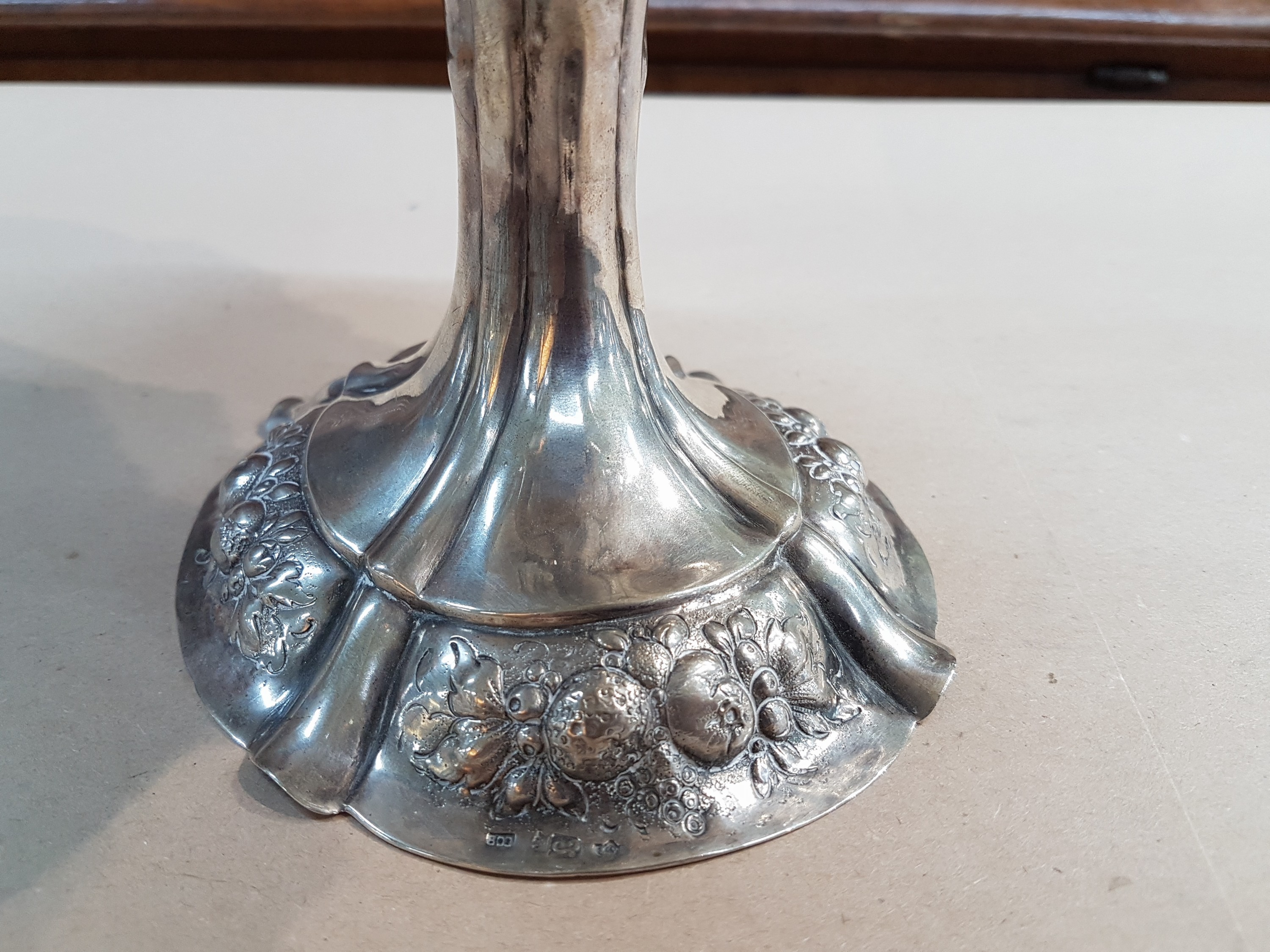 Detail e: Fußschale aus Silber, um 1900, 800er, vierpassige Form, barockisierender Dekor mit Früchtebuketts, ungedeutete Meistermarke L bekrönt, H. 18cm, ...