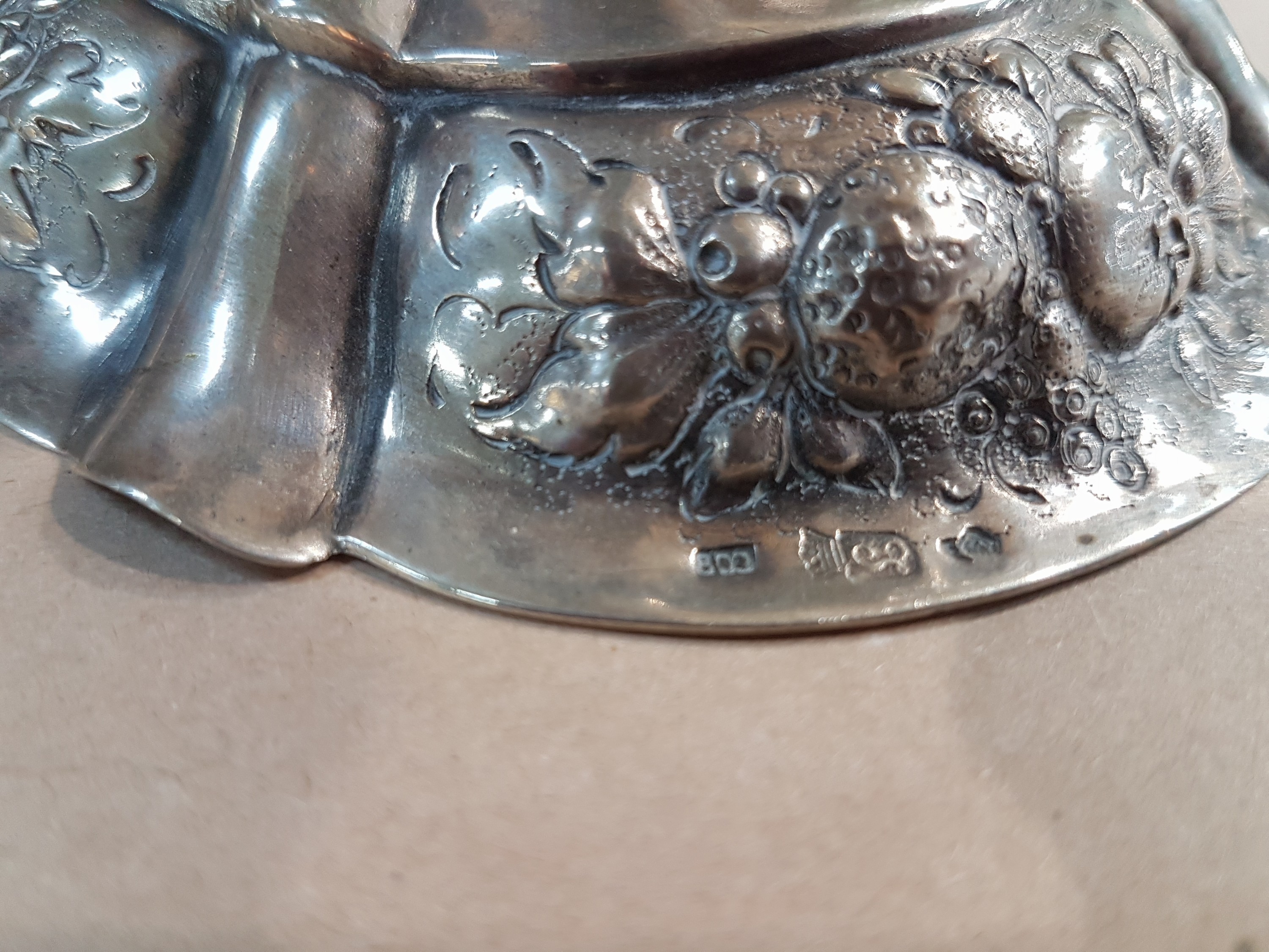 Detail f: Fußschale aus Silber, um 1900, 800er, vierpassige Form, barockisierender Dekor mit Früchtebuketts, ungedeutete Meistermarke L bekrönt, H. 18cm, ...