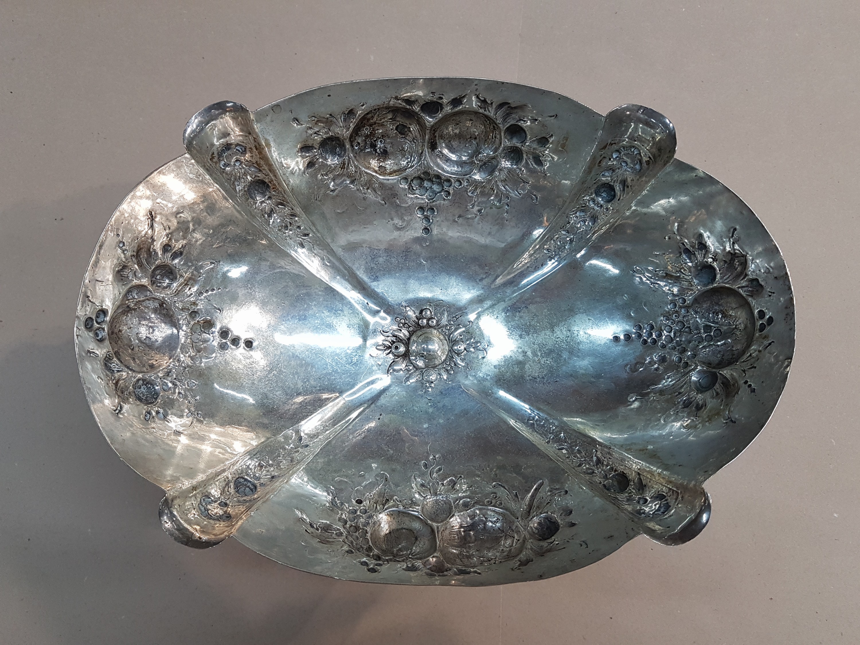 Detail g: Fußschale aus Silber, um 1900, 800er, vierpassige Form, barockisierender Dekor mit Früchtebuketts, ungedeutete Meistermarke L bekrönt, H. 18cm, ...