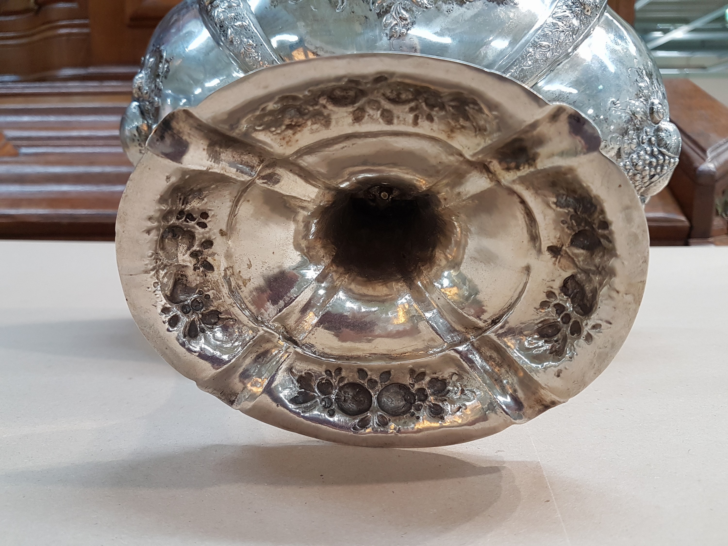 Detail h: Fußschale aus Silber, um 1900, 800er, vierpassige Form, barockisierender Dekor mit Früchtebuketts, ungedeutete Meistermarke L bekrönt, H. 18cm, ...