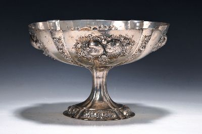 Image Fußschale aus Silber, um 1900, 800er, vierpassige Form, barockisierender Dekor mit ...