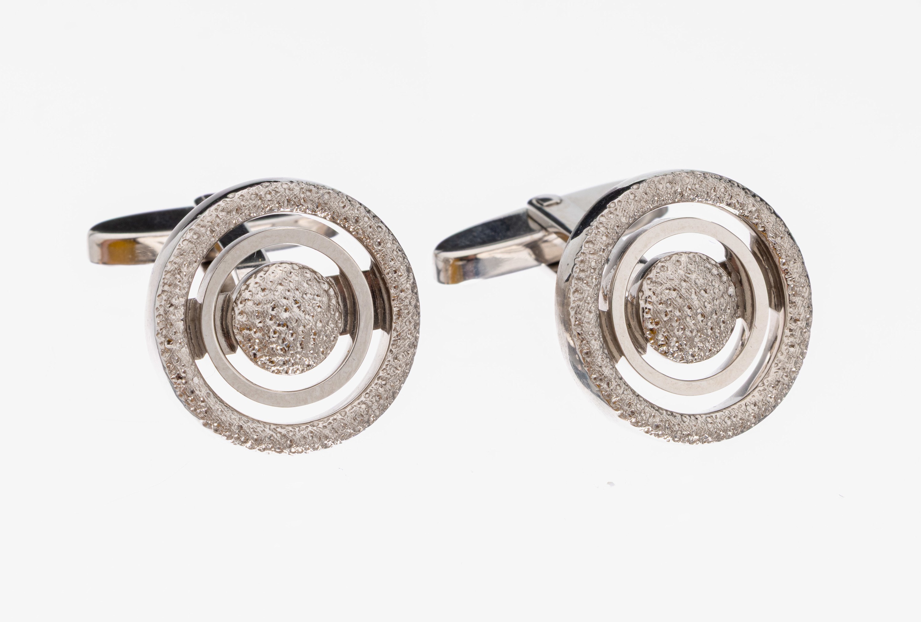 Paar 18 kt Gold Manschettenknöpfe, WG 750/000, runde Platte mit mehreren Kreisen, z.T. punziert und pol., ausgefallenes Design, ca. 15.3 g