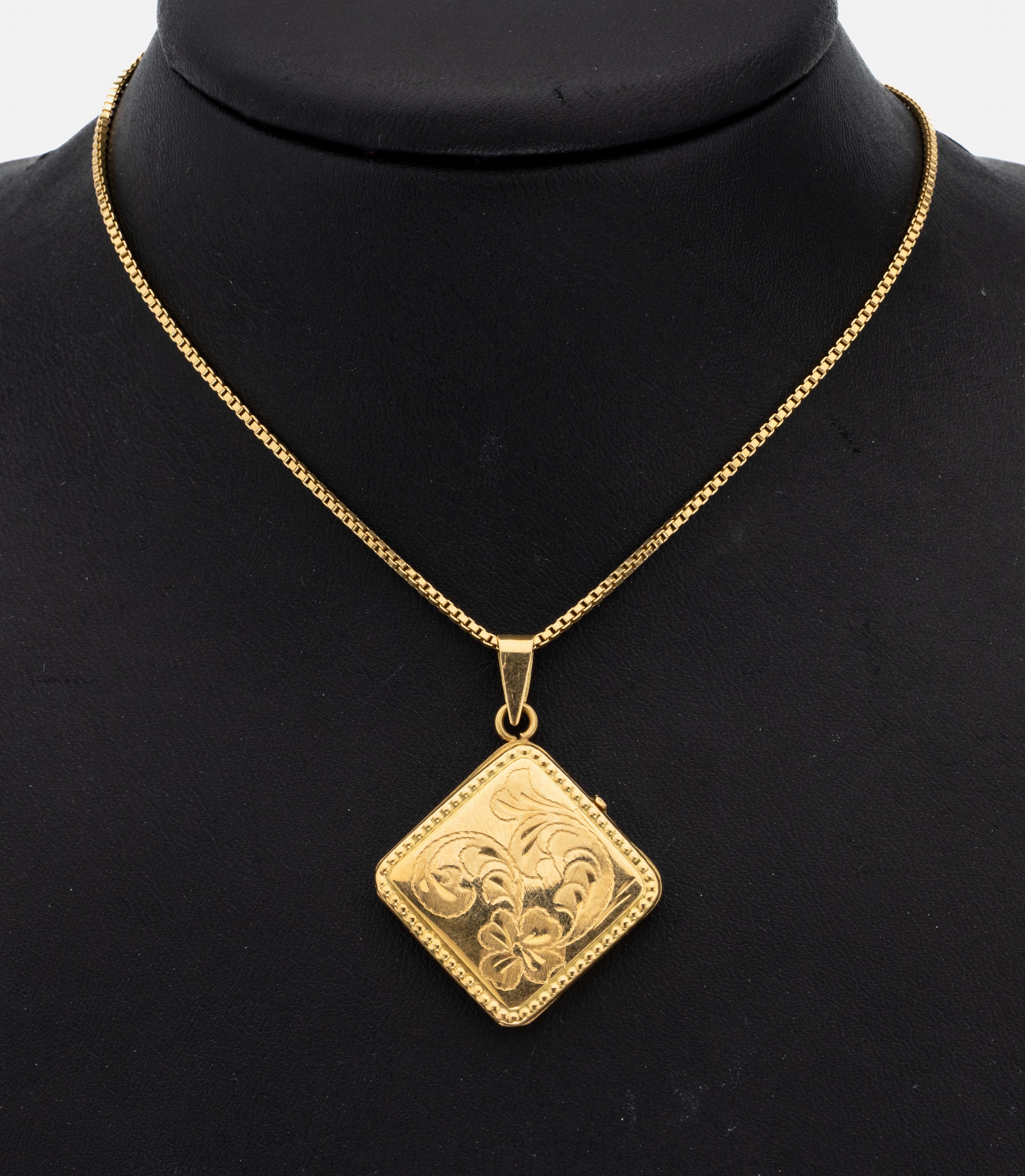 18 kt Gold Medaillon-Anhänger, GG 750/000, florale Gravuren, Perlleistenverzierung, Platzfür 2 Photos, an Kette, L. ca. 60 cm, Federringschließe, ...