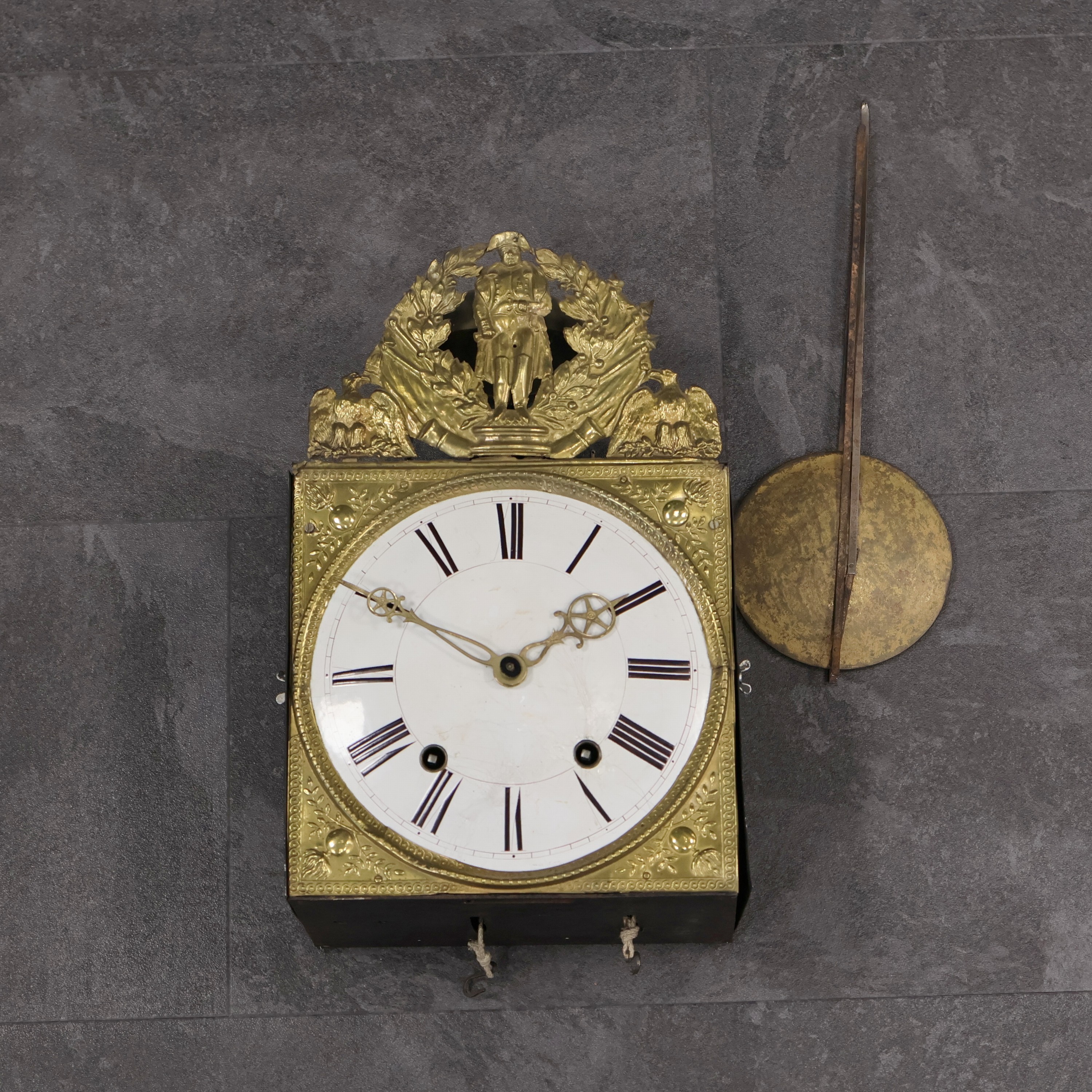 COMTOISE mit Darstellung Napoleons, Frankreich 1840, Geh. m. seitl. Türen, geprägtes Messingschild m. Napoleon im Lorbeerkranz von 2 Adlern ...