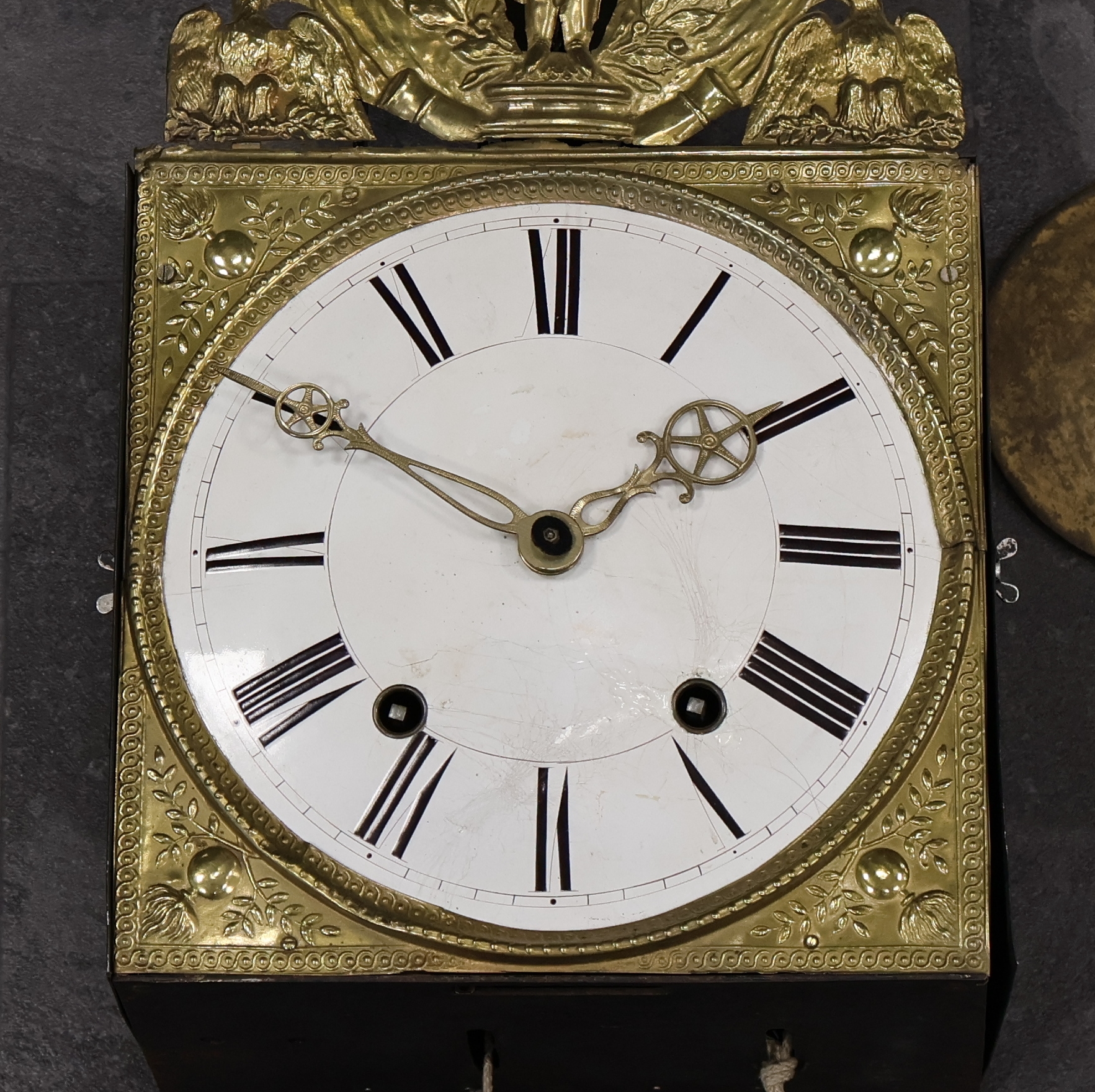 Detail a: COMTOISE mit Darstellung Napoleons, Frankreich 1840, Geh. m. seitl. Türen, geprägtes Messingschild m. Napoleon im Lorbeerkranz von 2 Adlern ...